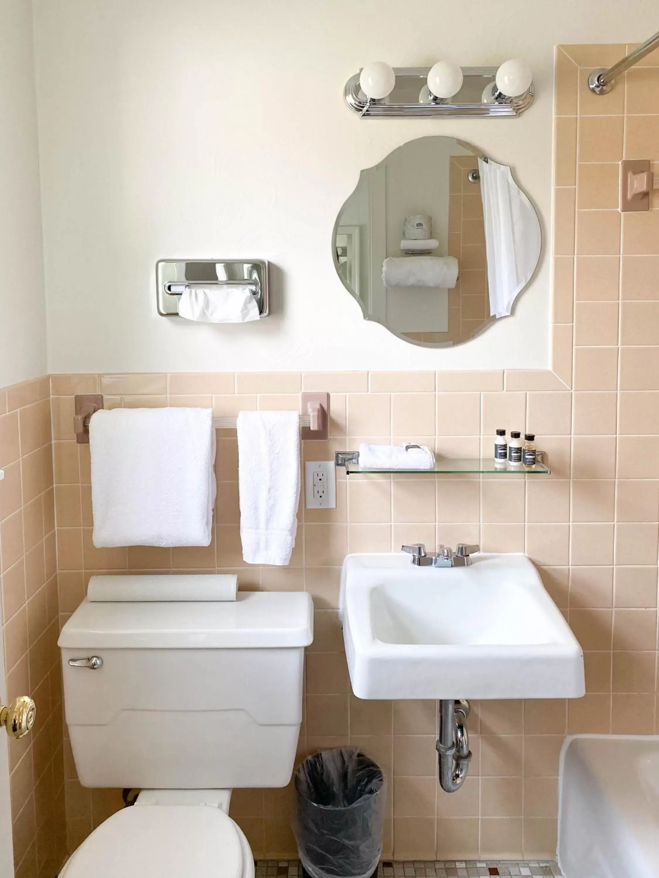 Bathroom in The River Hills Motel