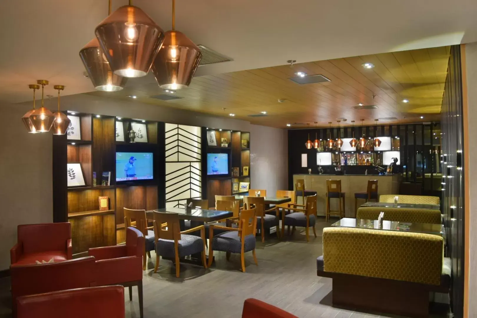 Lounge or bar, Restaurant/Places to Eat in Country Inn & Suites By Radisson Jammu