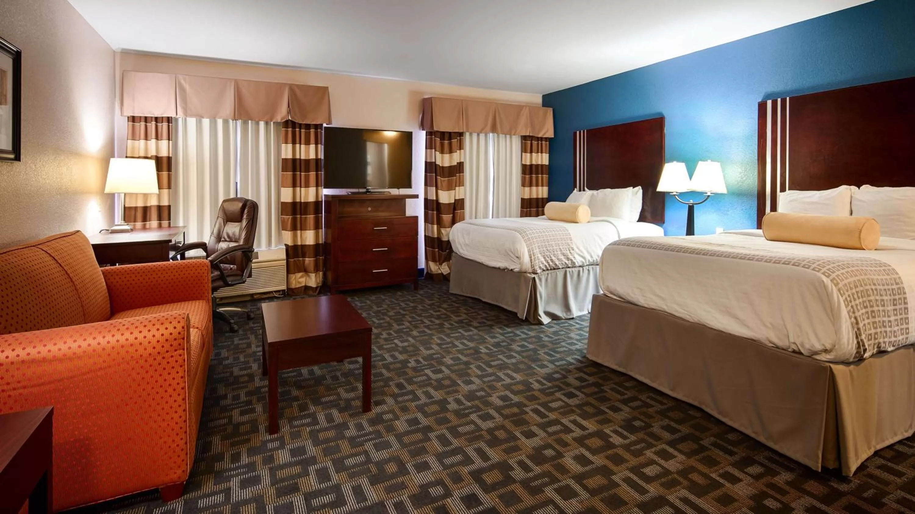 Photo of the whole room, Bed in Best Western Plus Kalamazoo Suites