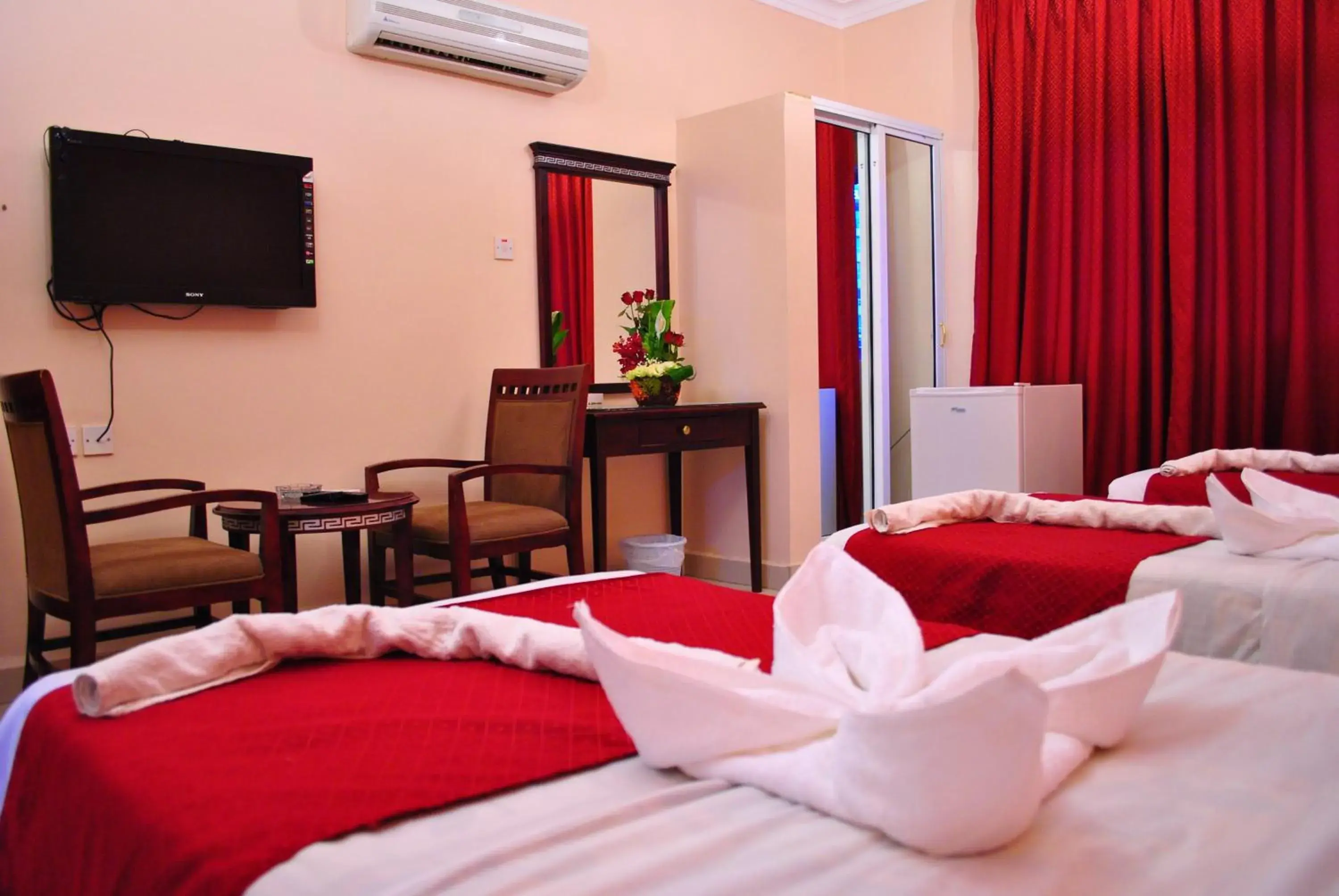 Bed, TV/Entertainment Center in Al Qidra Hotel & Suites Aqaba