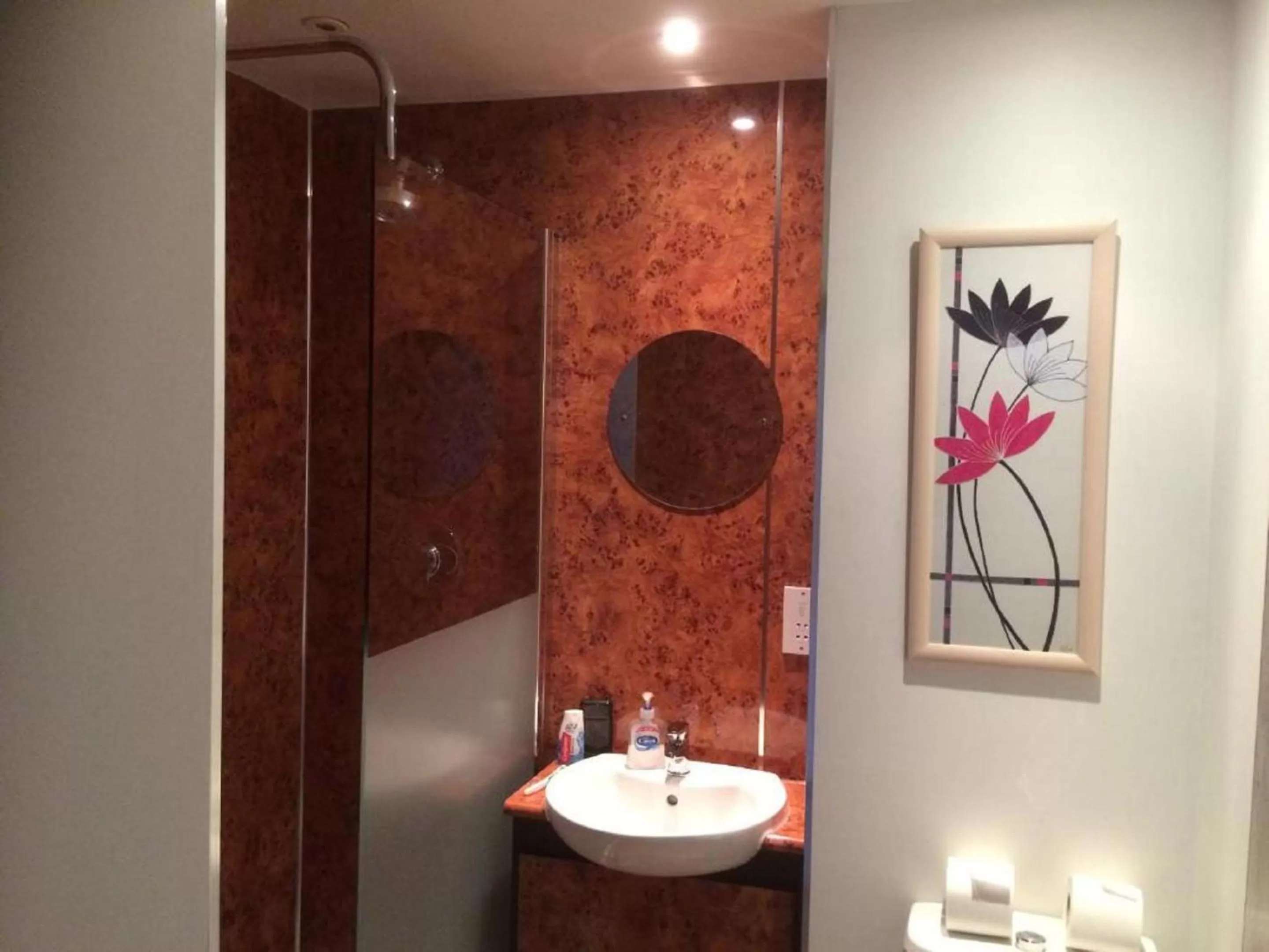 Bathroom in Great Western Hotel Aberdeen