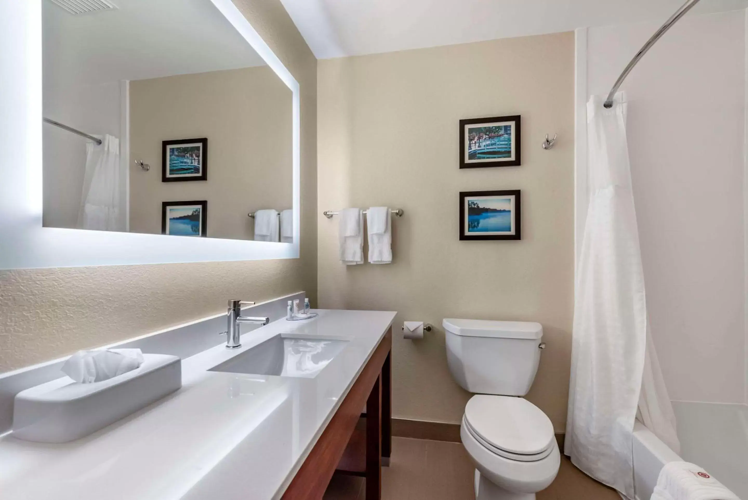 Bedroom, Bathroom in Comfort Inn & Suites Middletown - Franklin