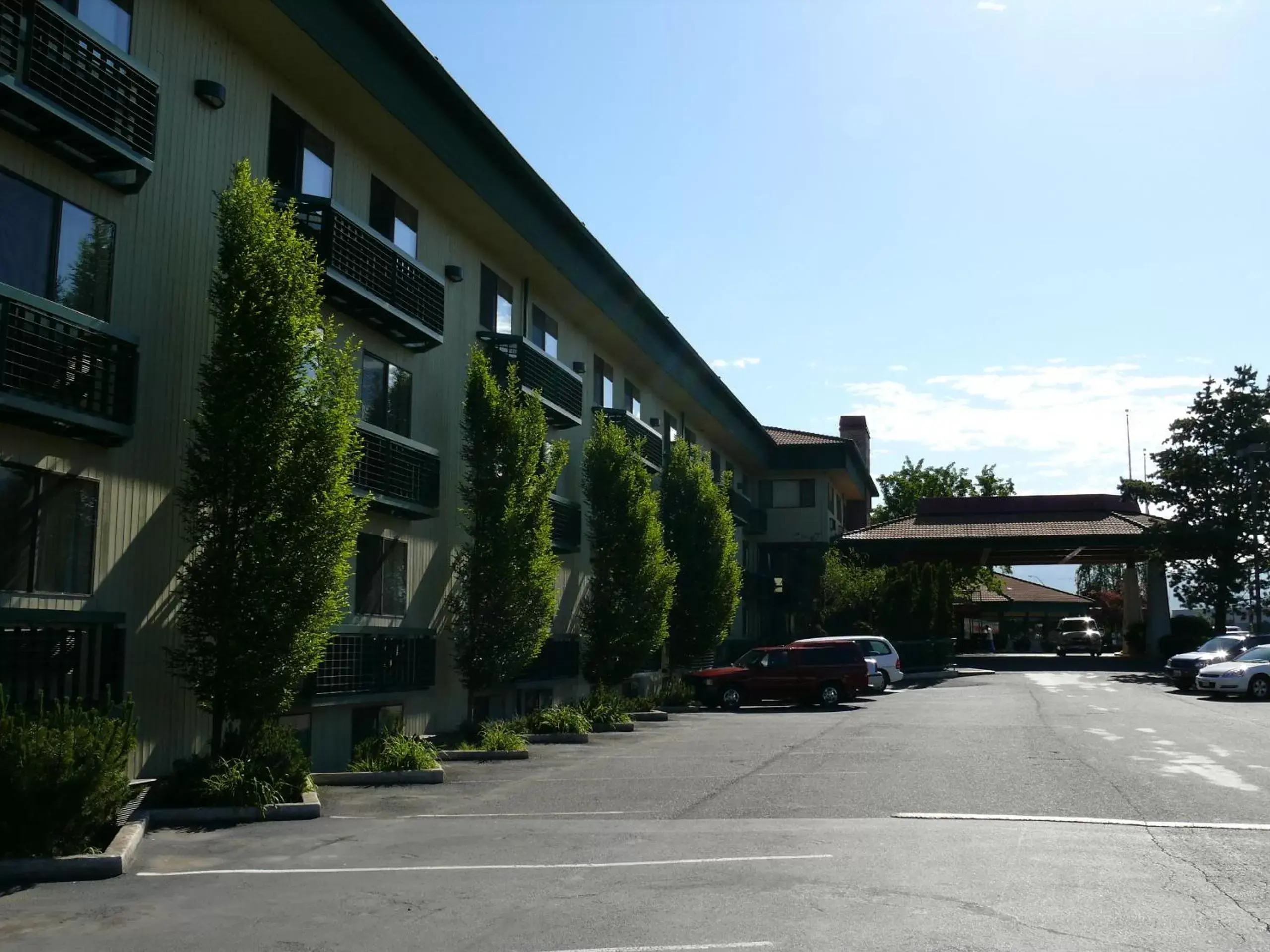 Facade/entrance, Property Building in Rogue Regency Inn & Suites