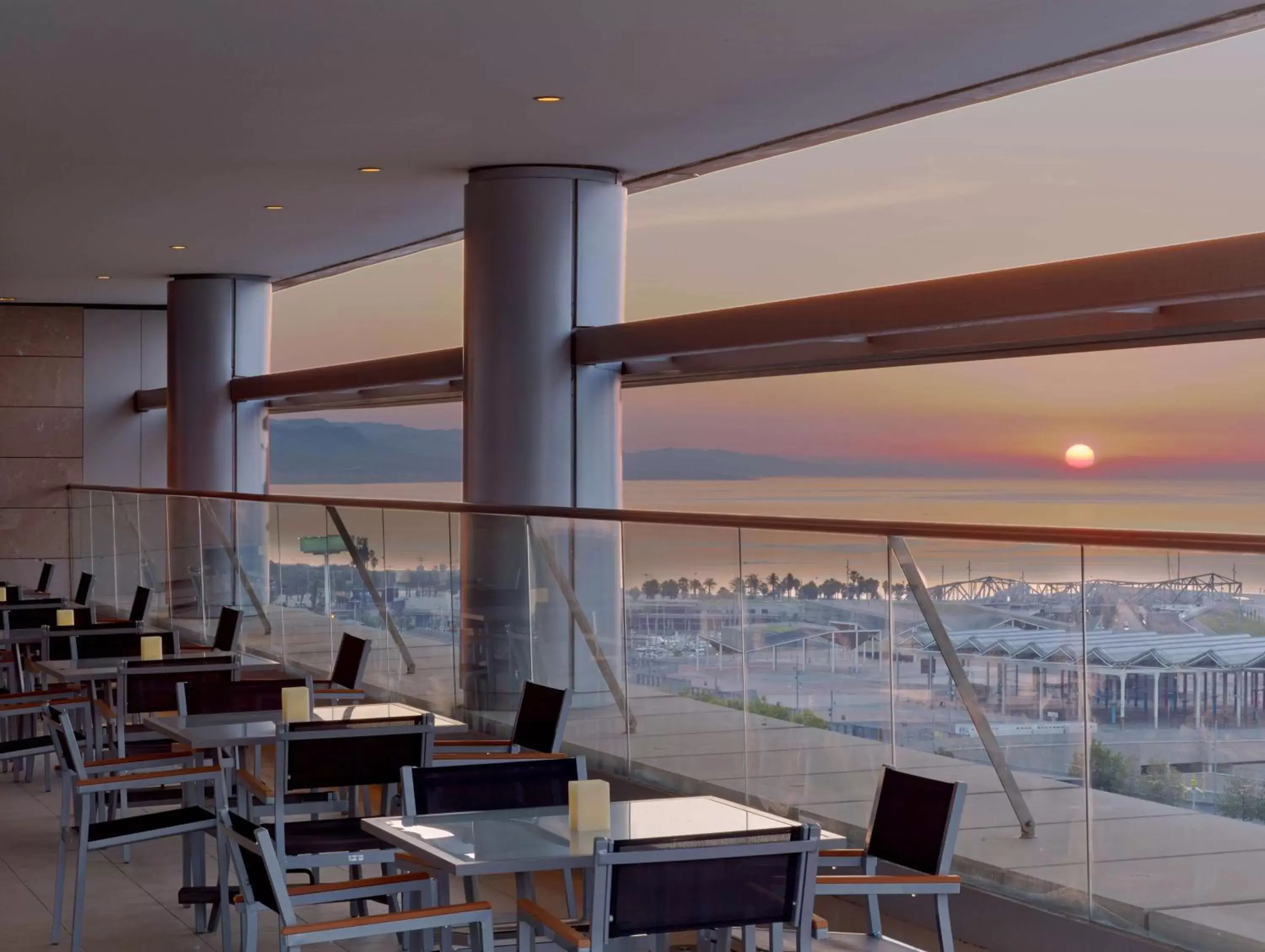 Lounge or bar, Restaurant/Places to Eat in Hilton Diagonal Mar Barcelona