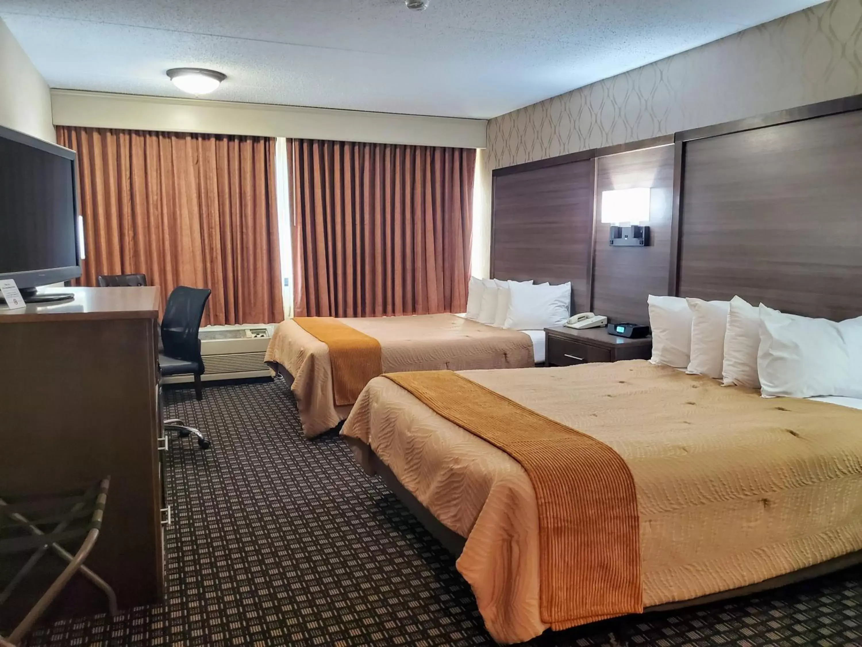 Photo of the whole room, Bed in Ramkota Hotel Watertown