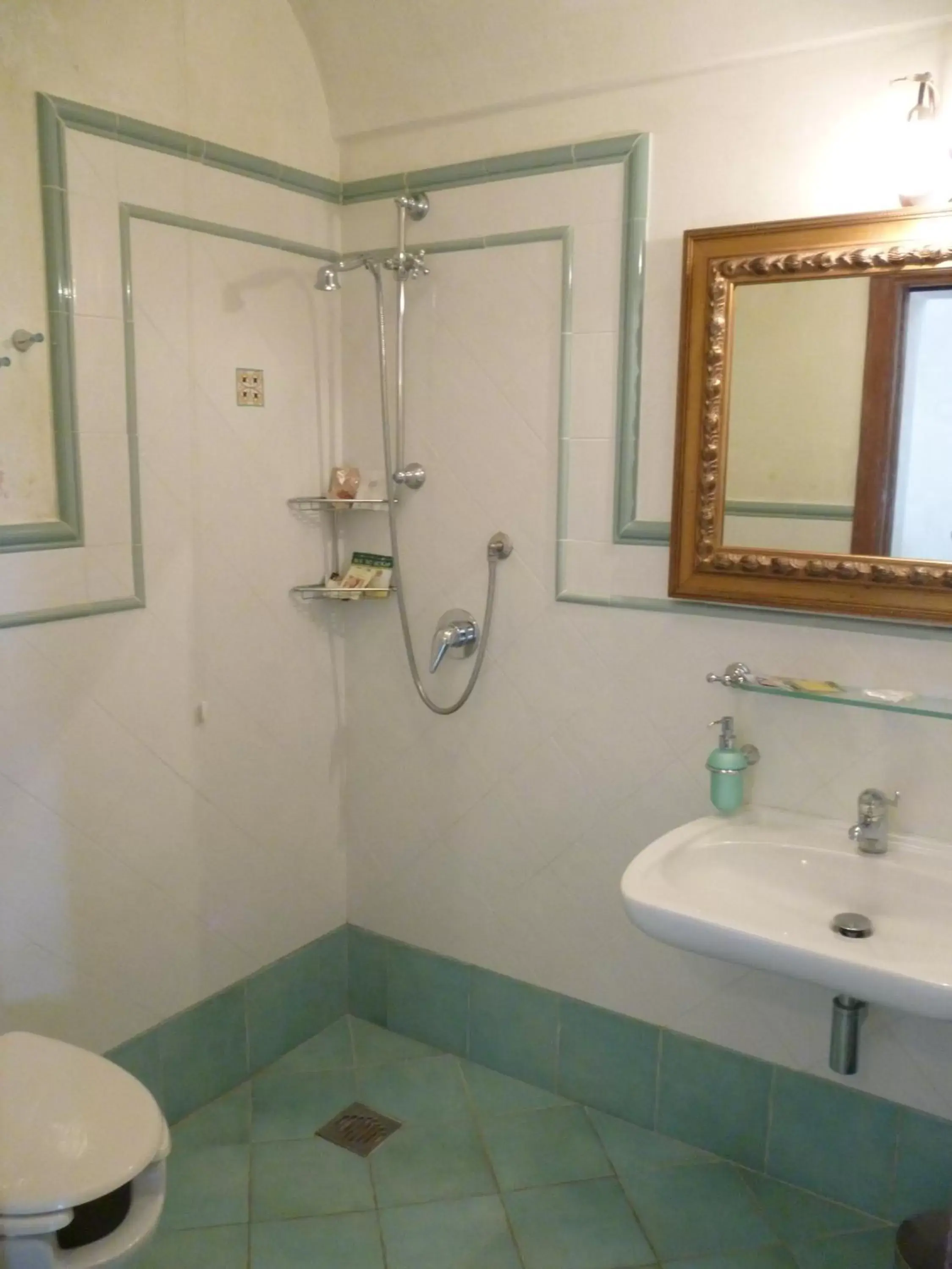 Bathroom in L'Antico Borgo Dei Limoni