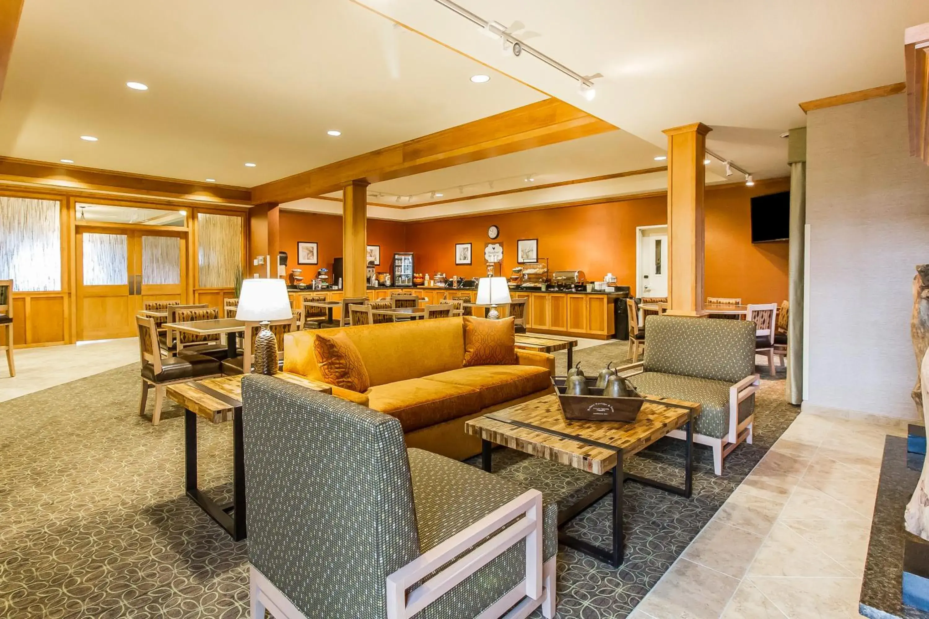 Lounge or bar in MainStay Suites Stanley