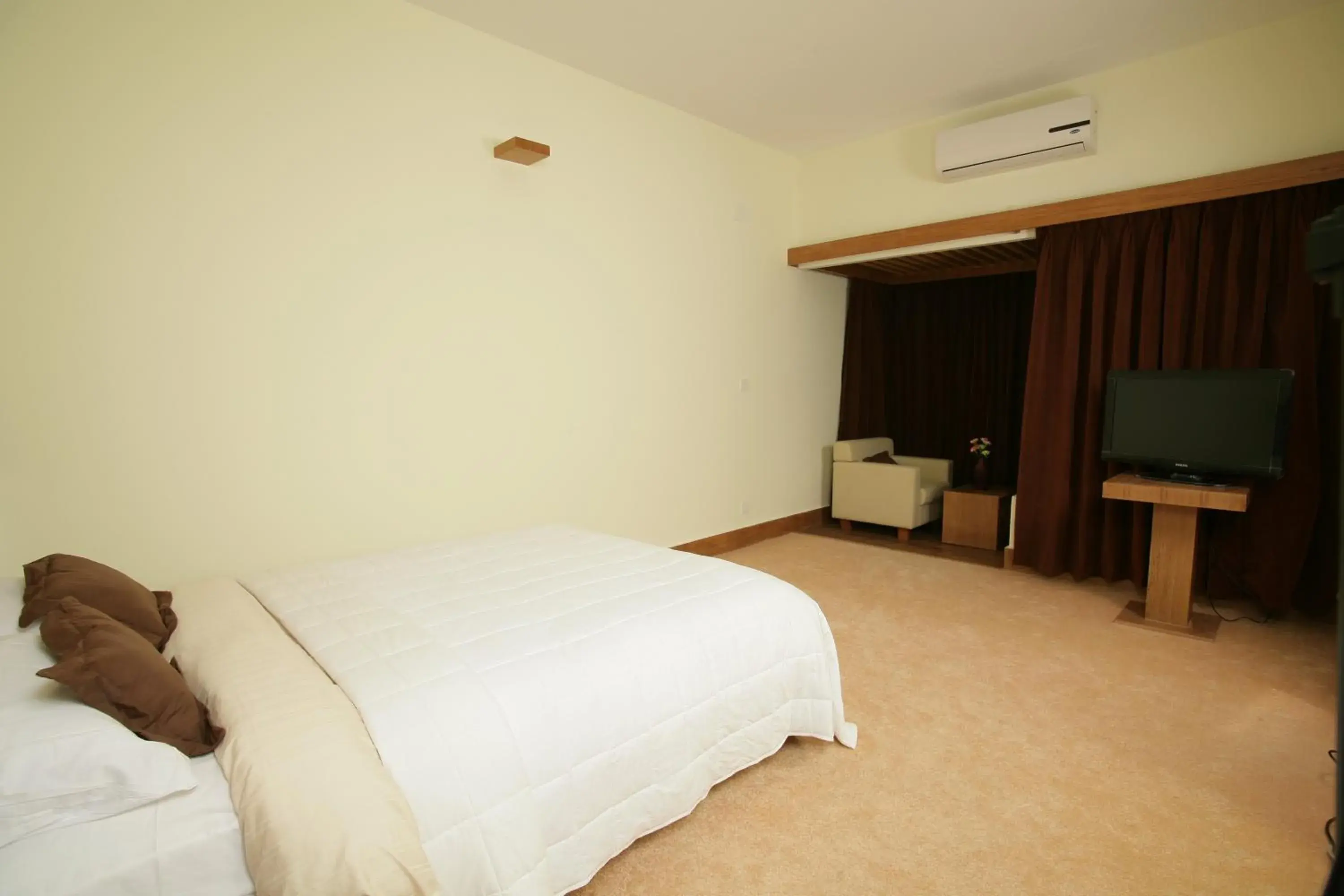 Photo of the whole room, Bed in Richmond Hotel & Suites