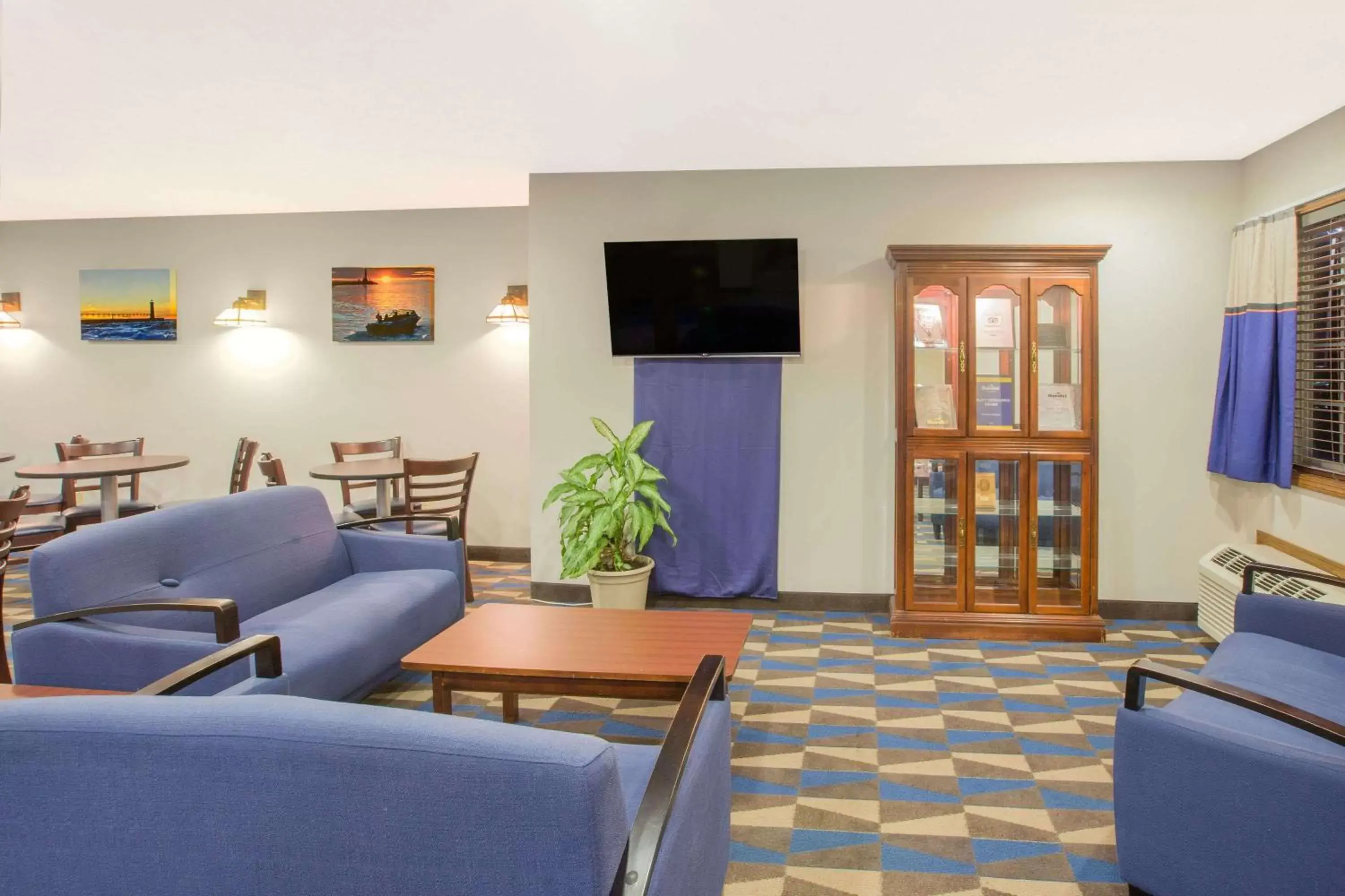 Lobby or reception, Seating Area in Microtel Inn and Suites Manistee