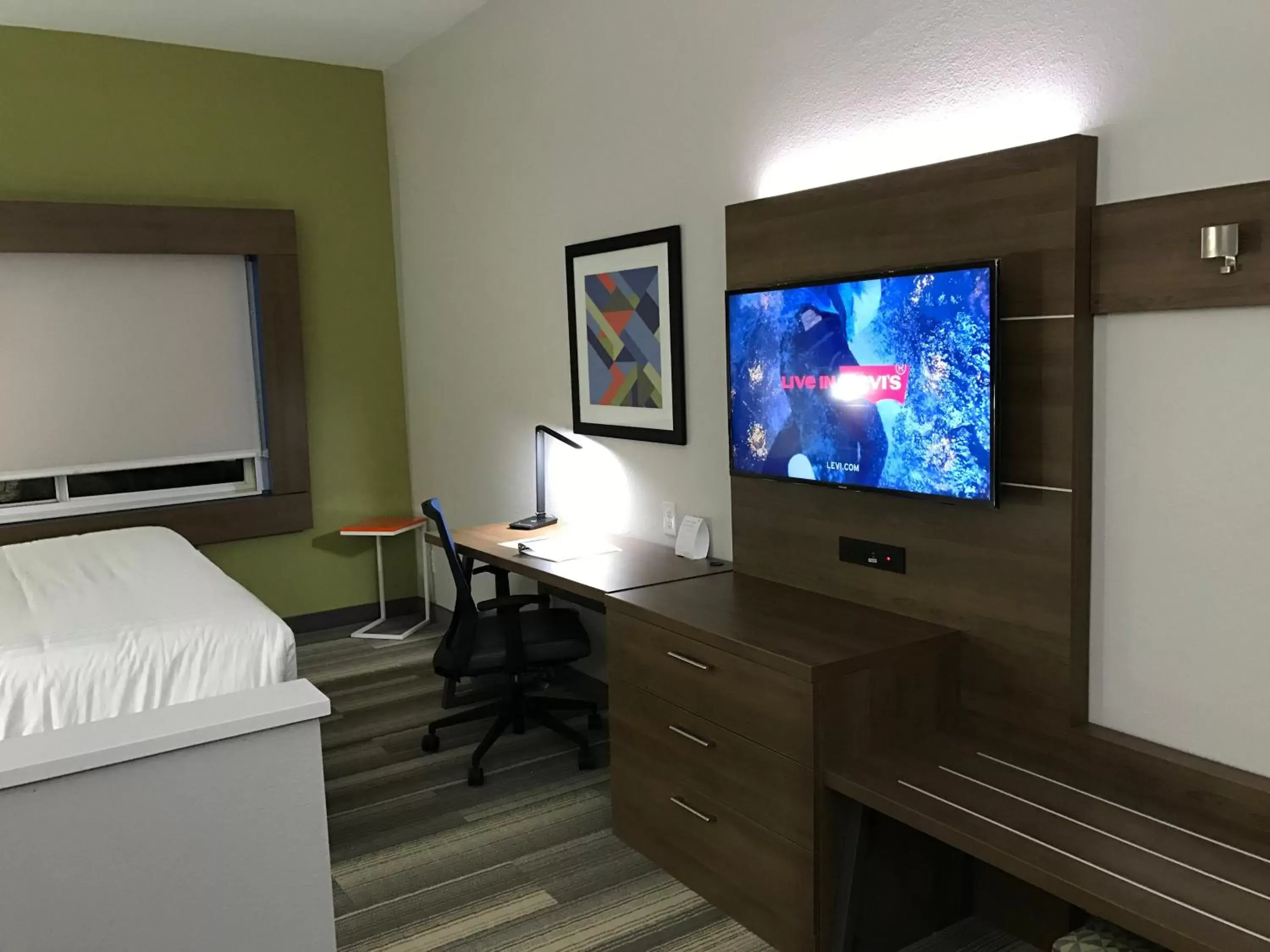 Bedroom, TV/Entertainment Center in Holiday Inn Express - Naples South - I-75, an IHG Hotel