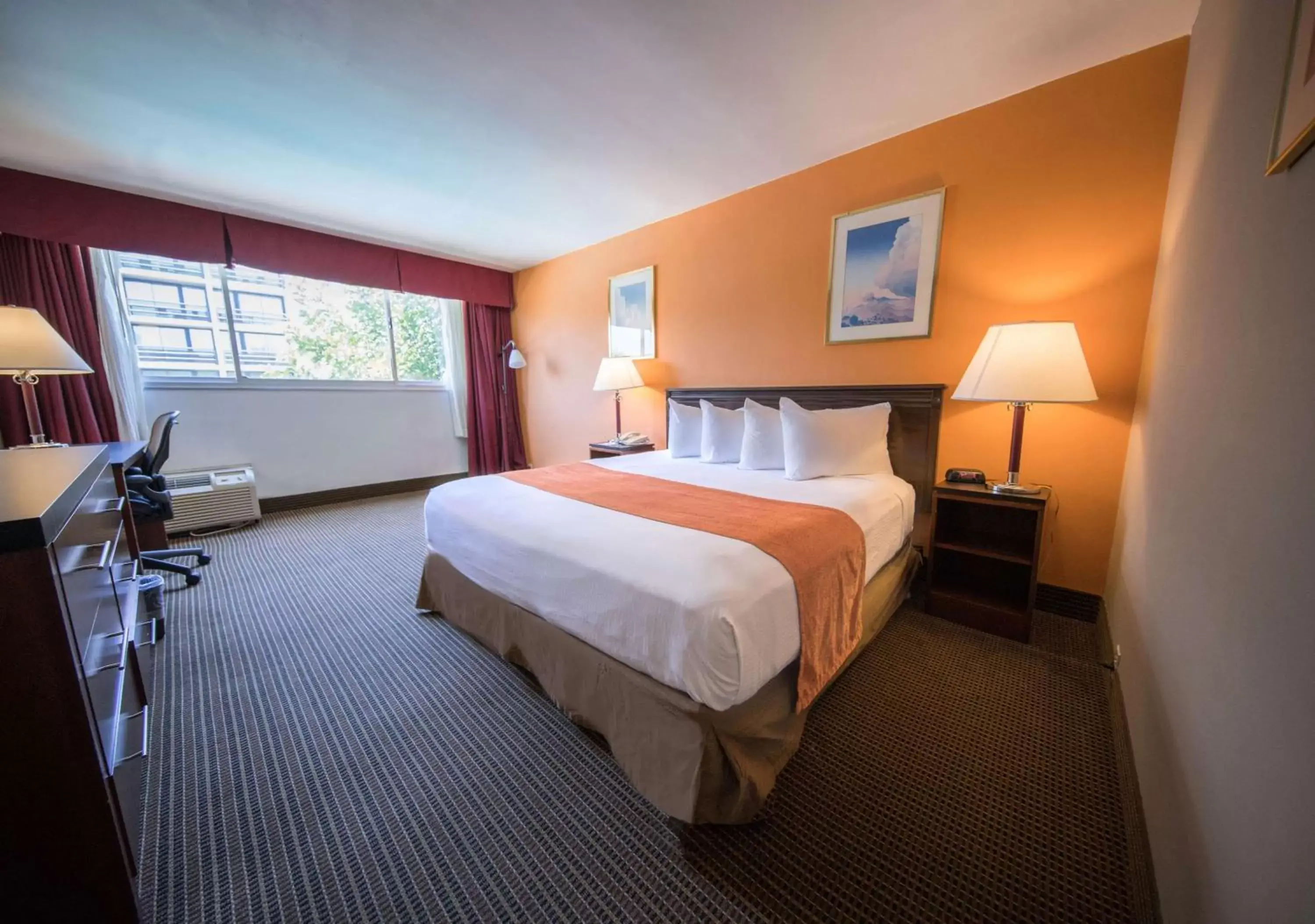 Photo of the whole room, Bed in Howard Johnson by Wyndham Fullerton/Anaheim Conference Cntr