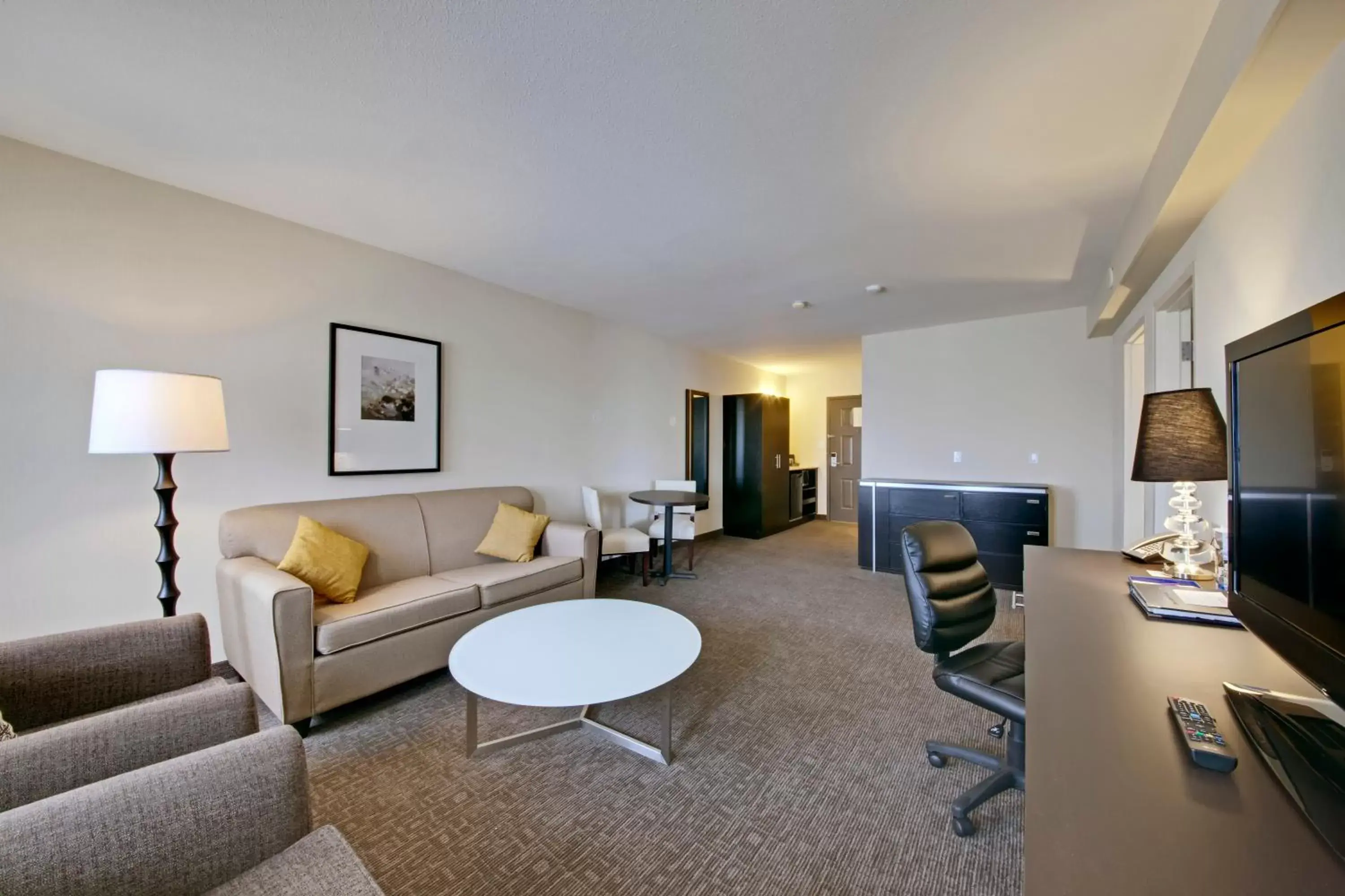 Living room, Seating Area in Coast Kamloops Hotel & Conference Centre