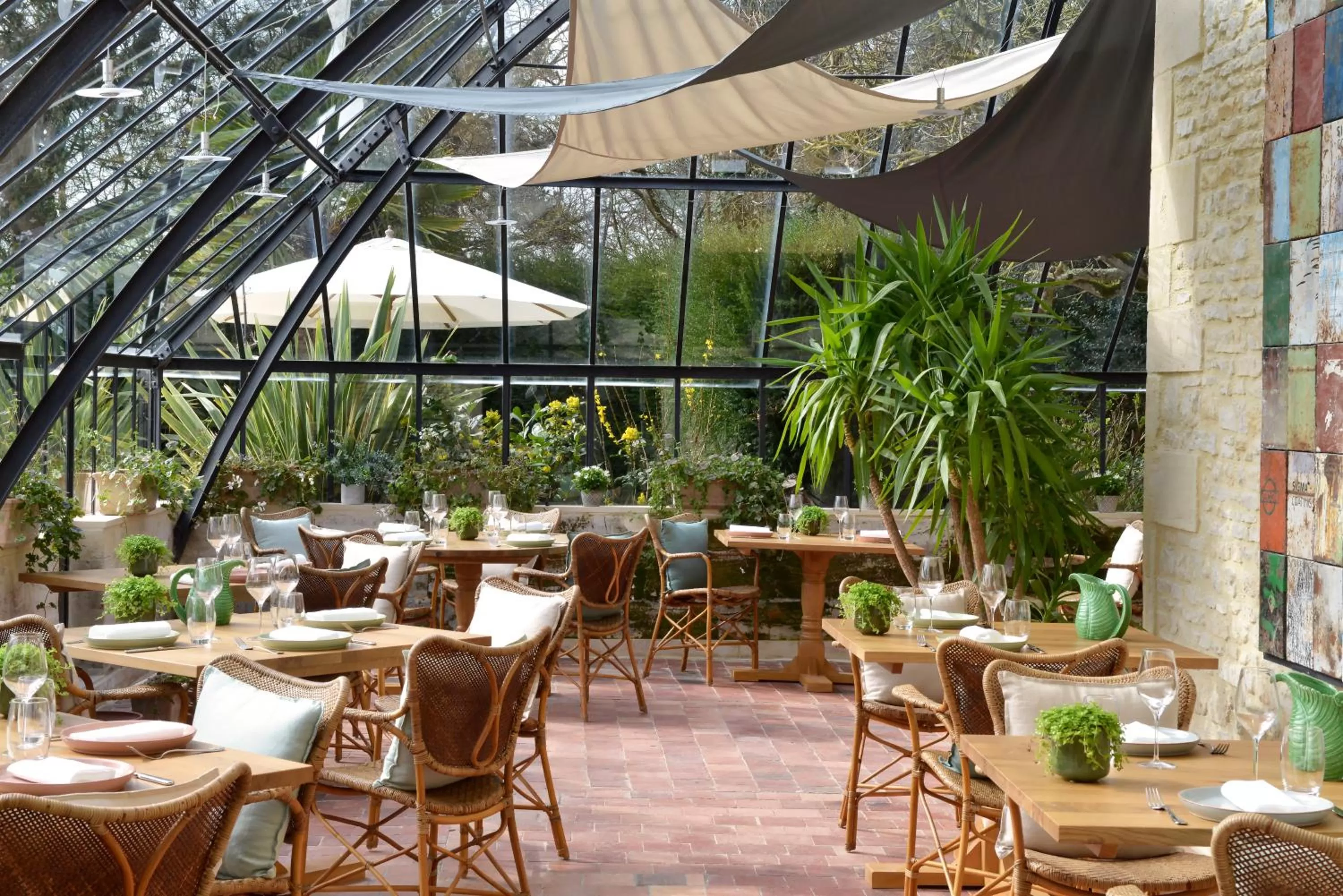 Restaurant/places to eat in Chateau La Cheneviere