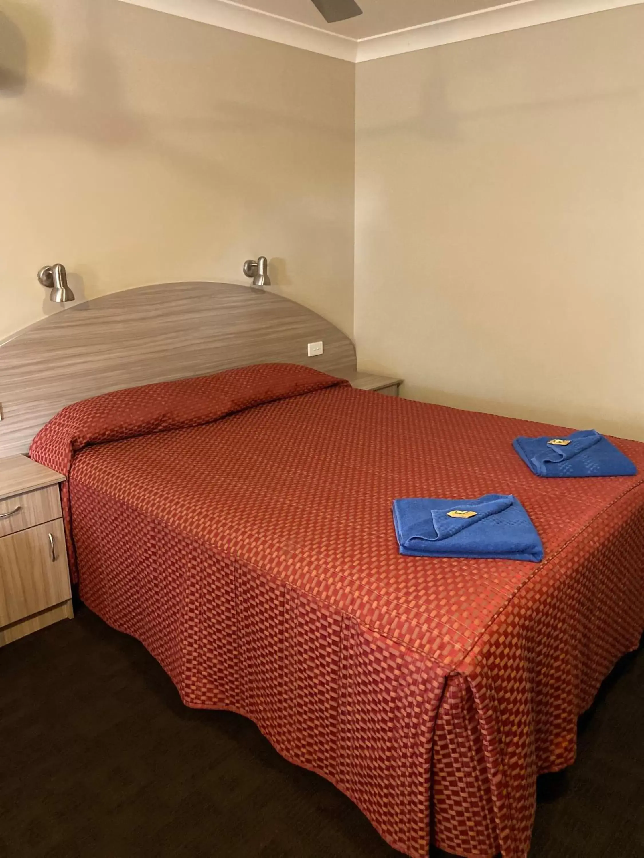 Bed in Bellview Motel