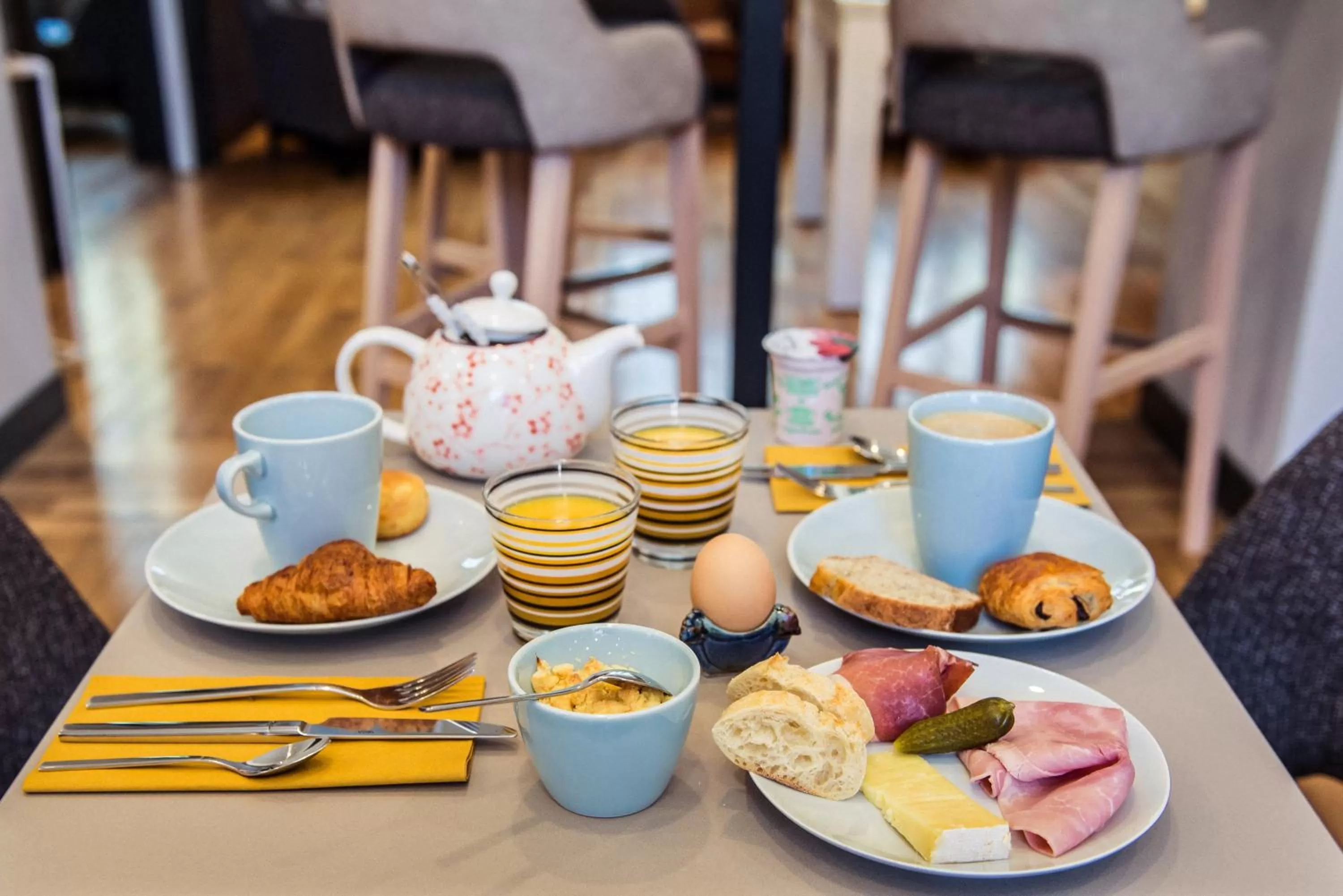 Buffet breakfast in Logis Villa C Hôtel