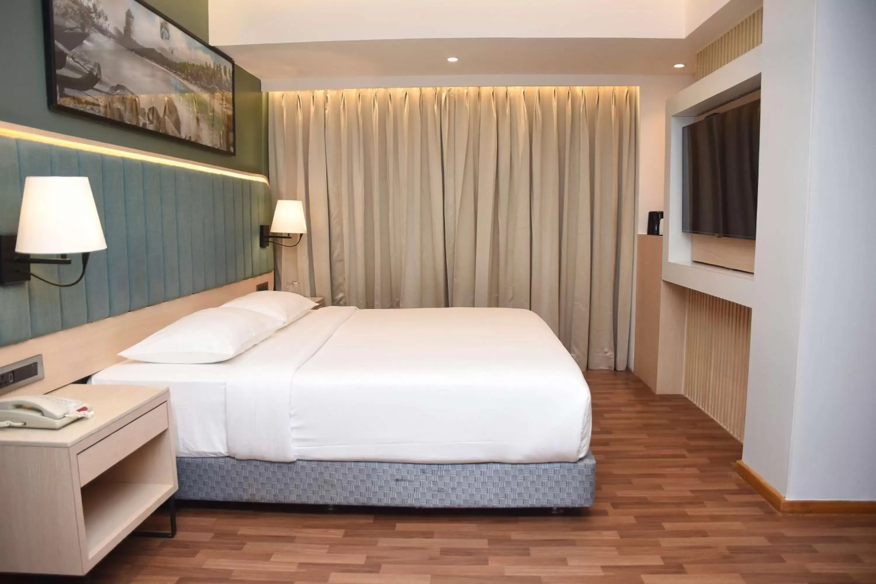 Photo of the whole room, Bed in Park Inn by Radisson Goa Candolim