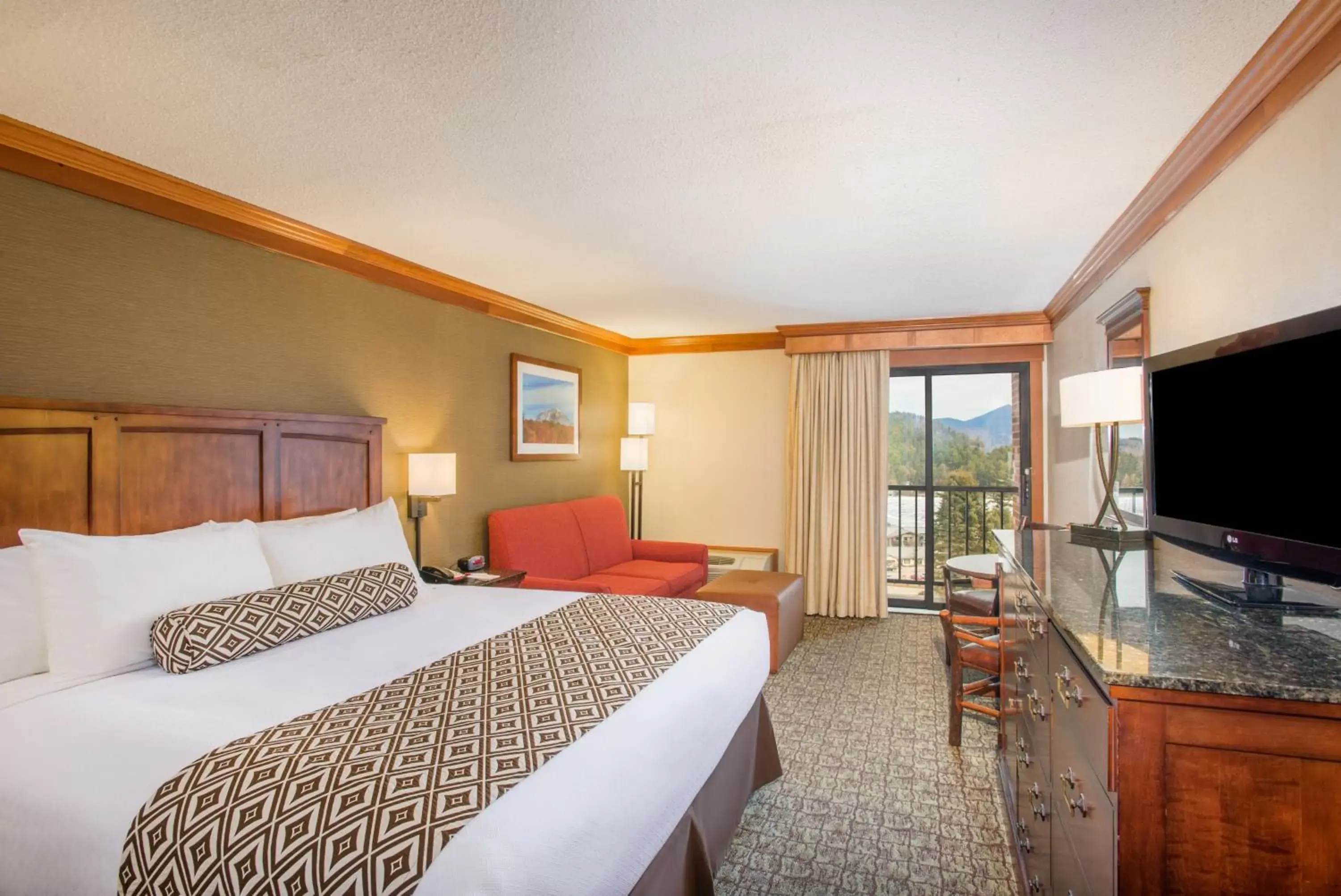 Photo of the whole room, Bed in Crowne Plaza Lake Placid, an IHG Hotel