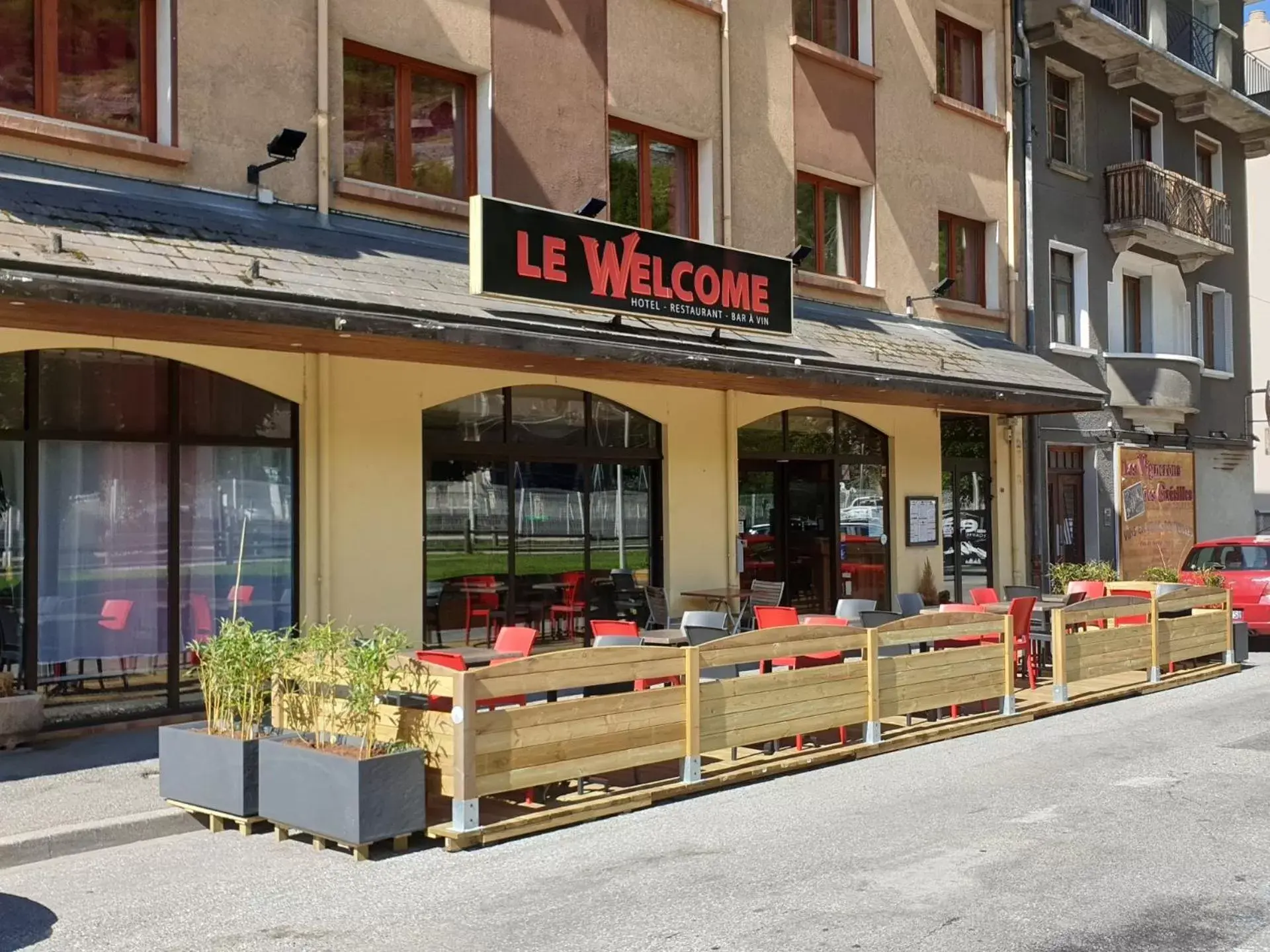 Facade/entrance in Hôtel le Welcome