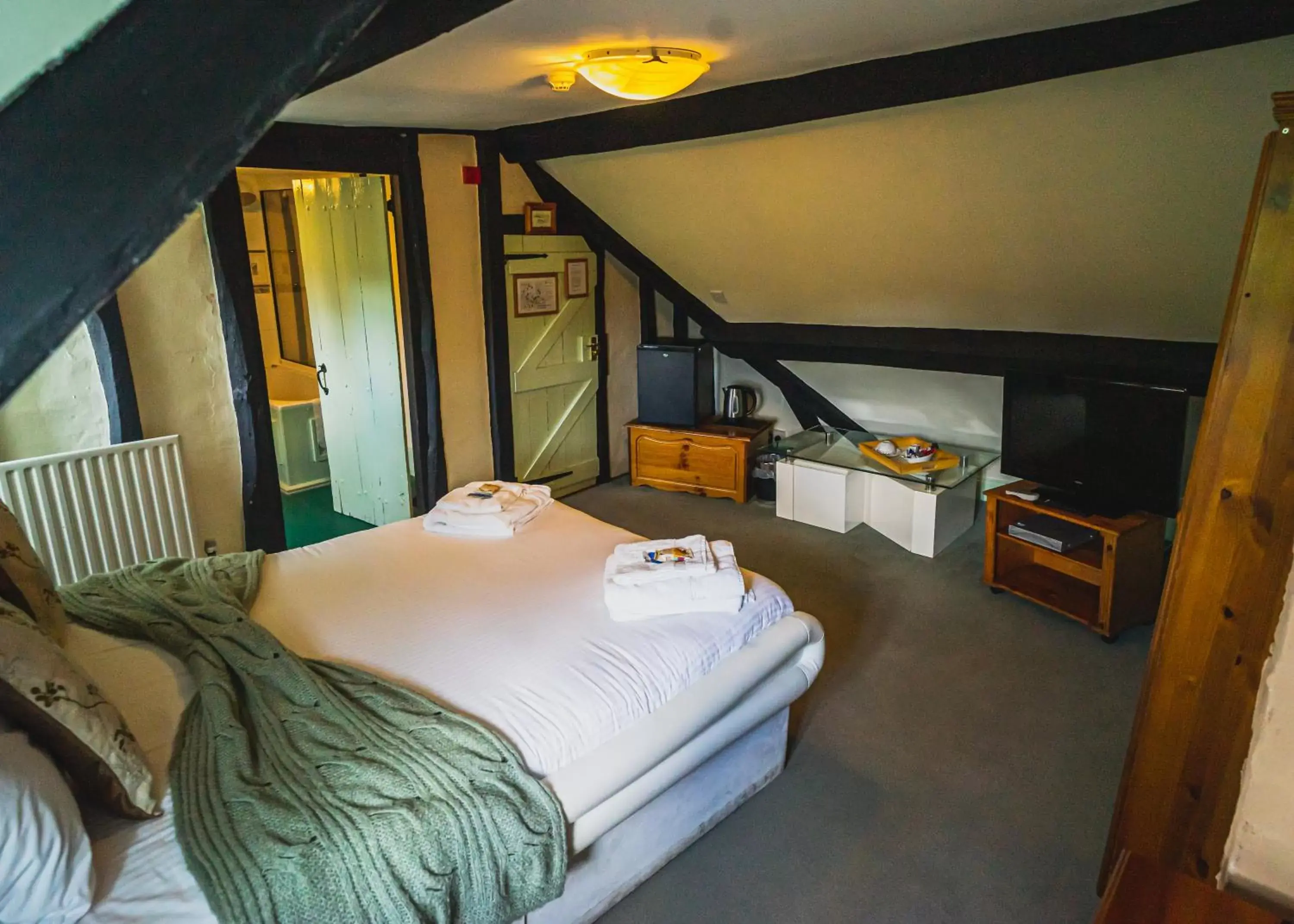 Bedroom, Bed in The Mug House Inn