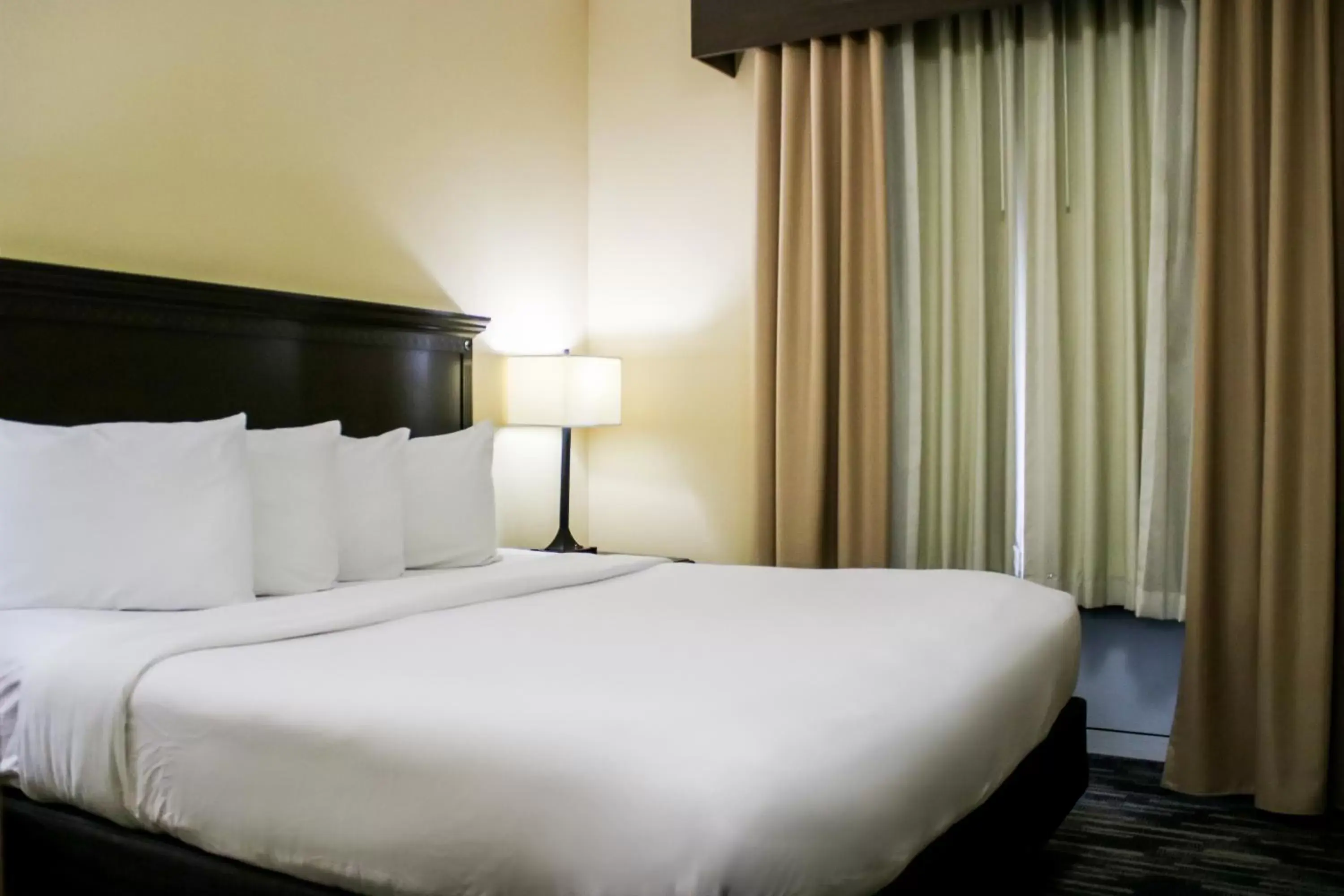 Bed in Country Inn & Suites by Radisson, Richmond West at I-64, VA