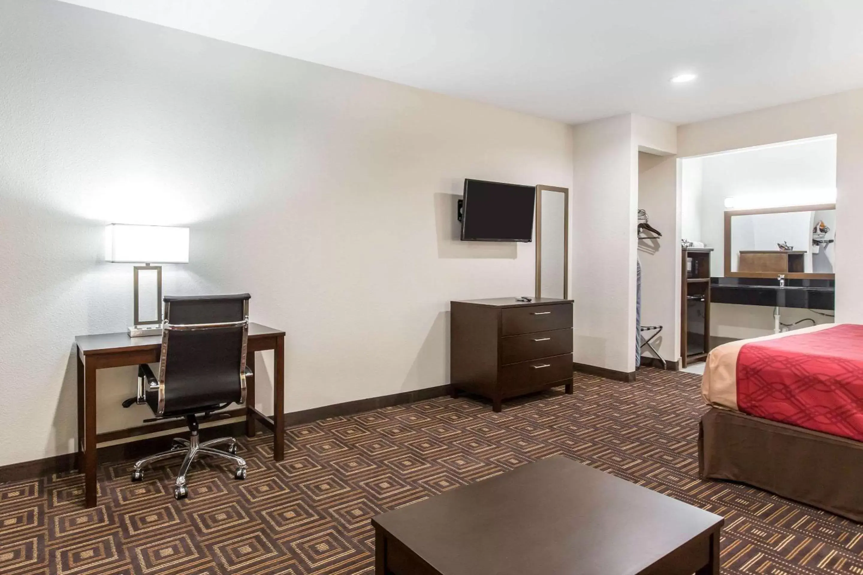 Photo of the whole room, TV/Entertainment Center in Scottish Inns & Suites Spring - Houston North