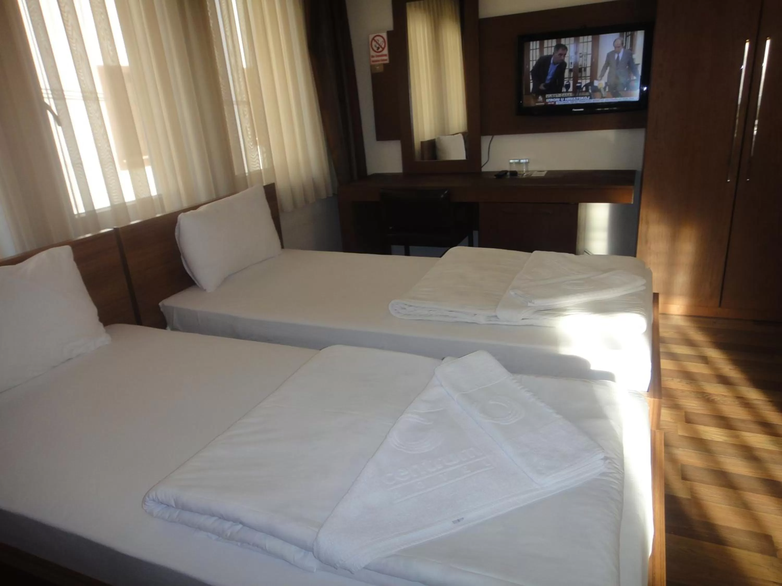 Shower, Bed in Hotel Centrum Prizren