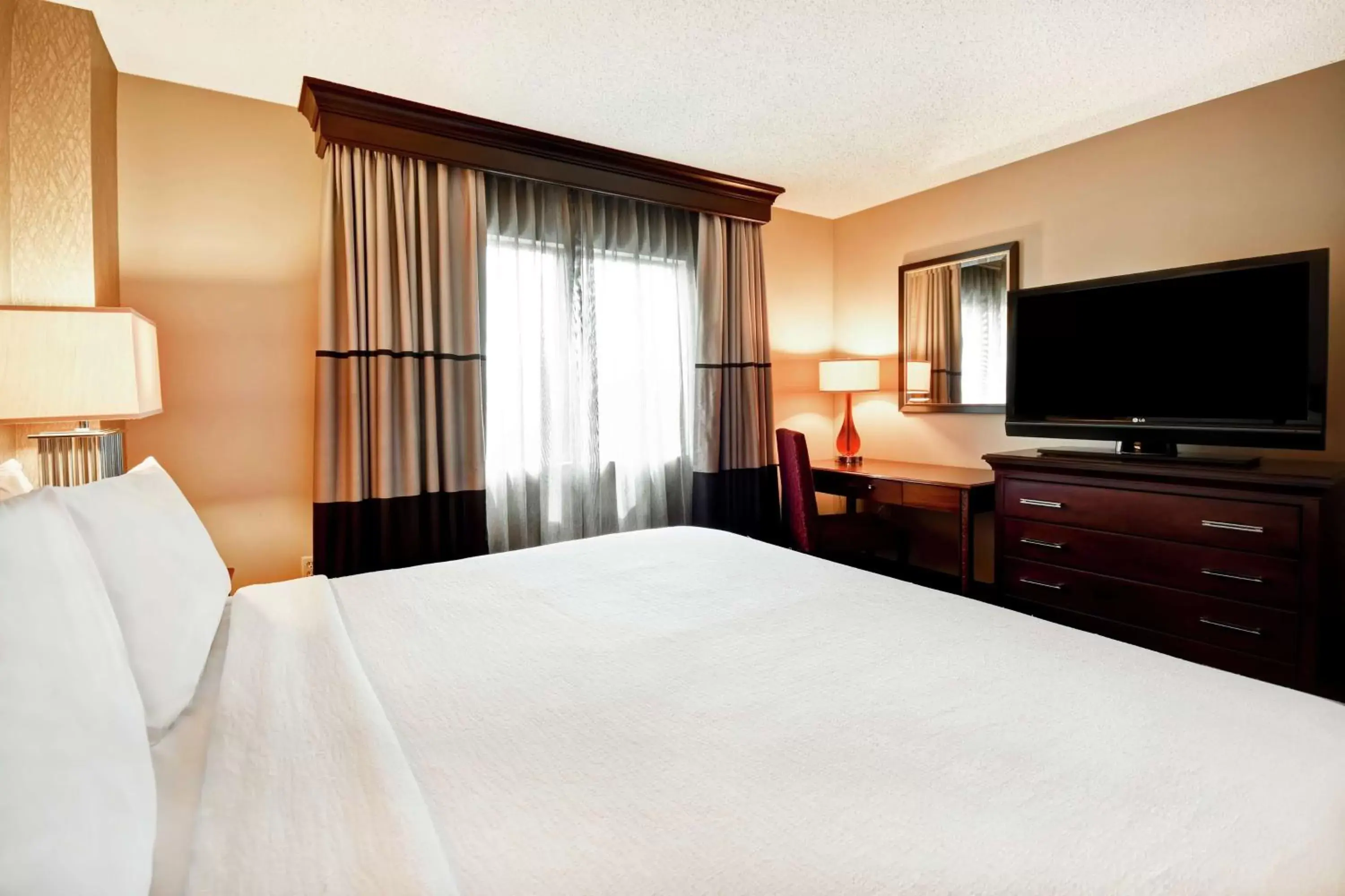 Bedroom, Bed in Embassy Suites by Hilton Dulles Airport