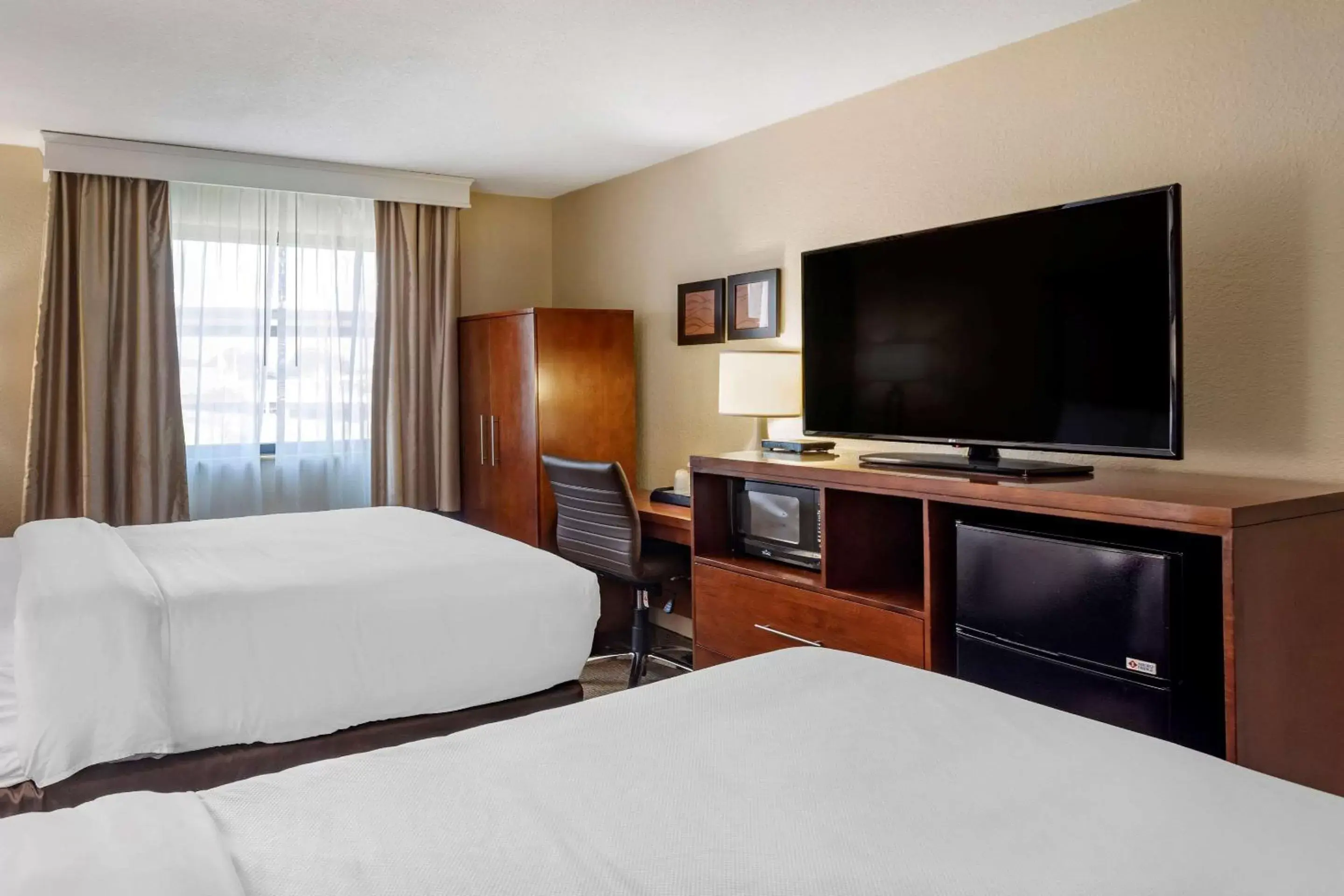 Photo of the whole room, TV/Entertainment Center in Comfort Inn Nashville West