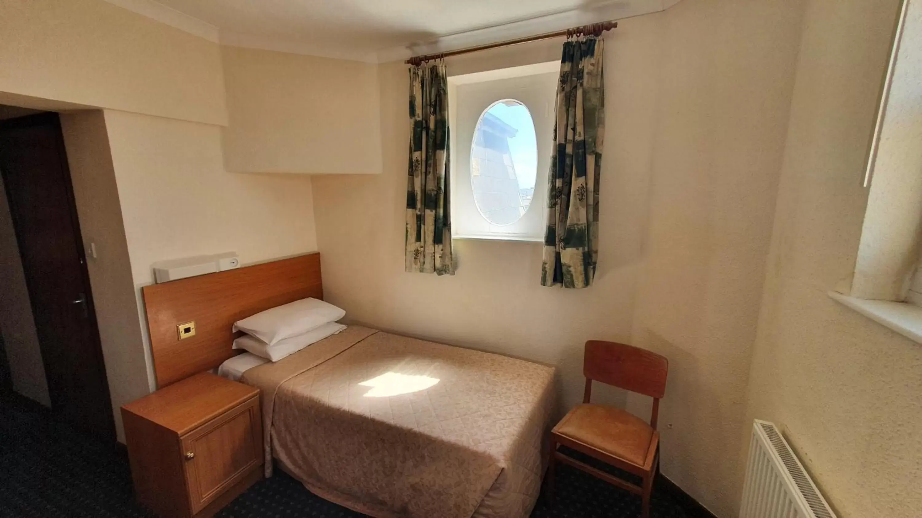 Bedroom, Bed in The Sandringham Hotel