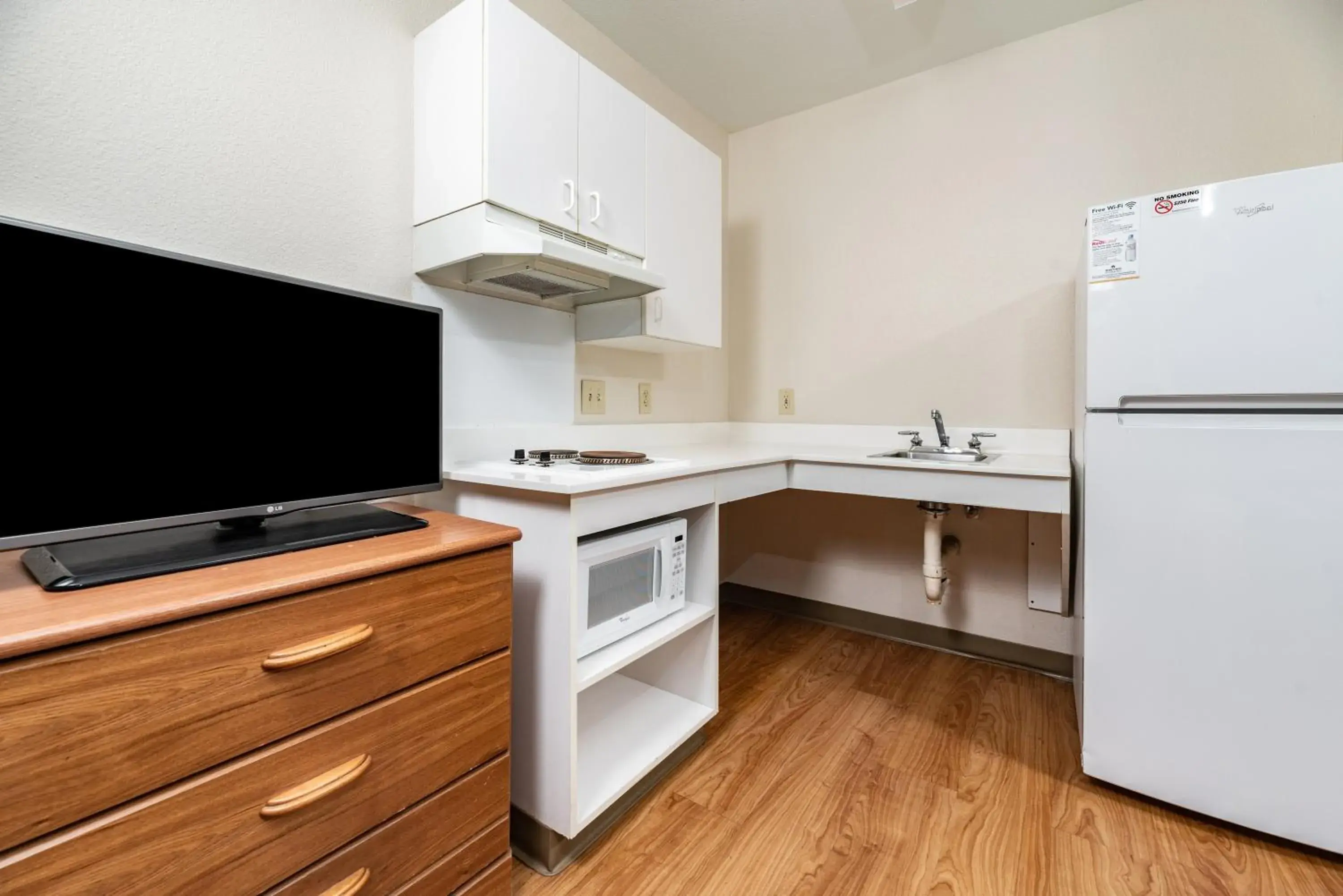 Photo of the whole room, Kitchen/Kitchenette in HomeTowne Studios by Red Roof Fresno - West