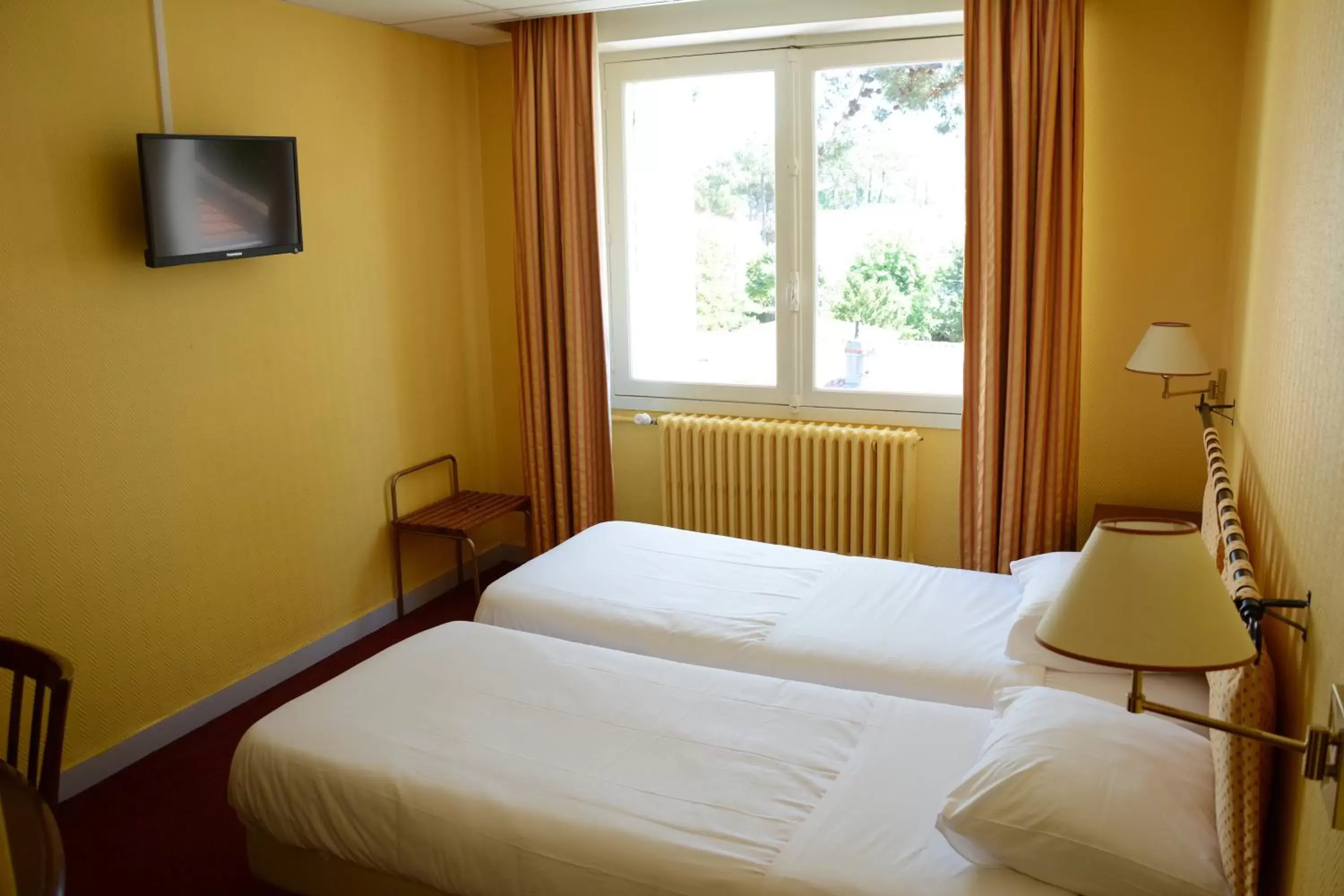 Bed in Logis Le Petit Trianon