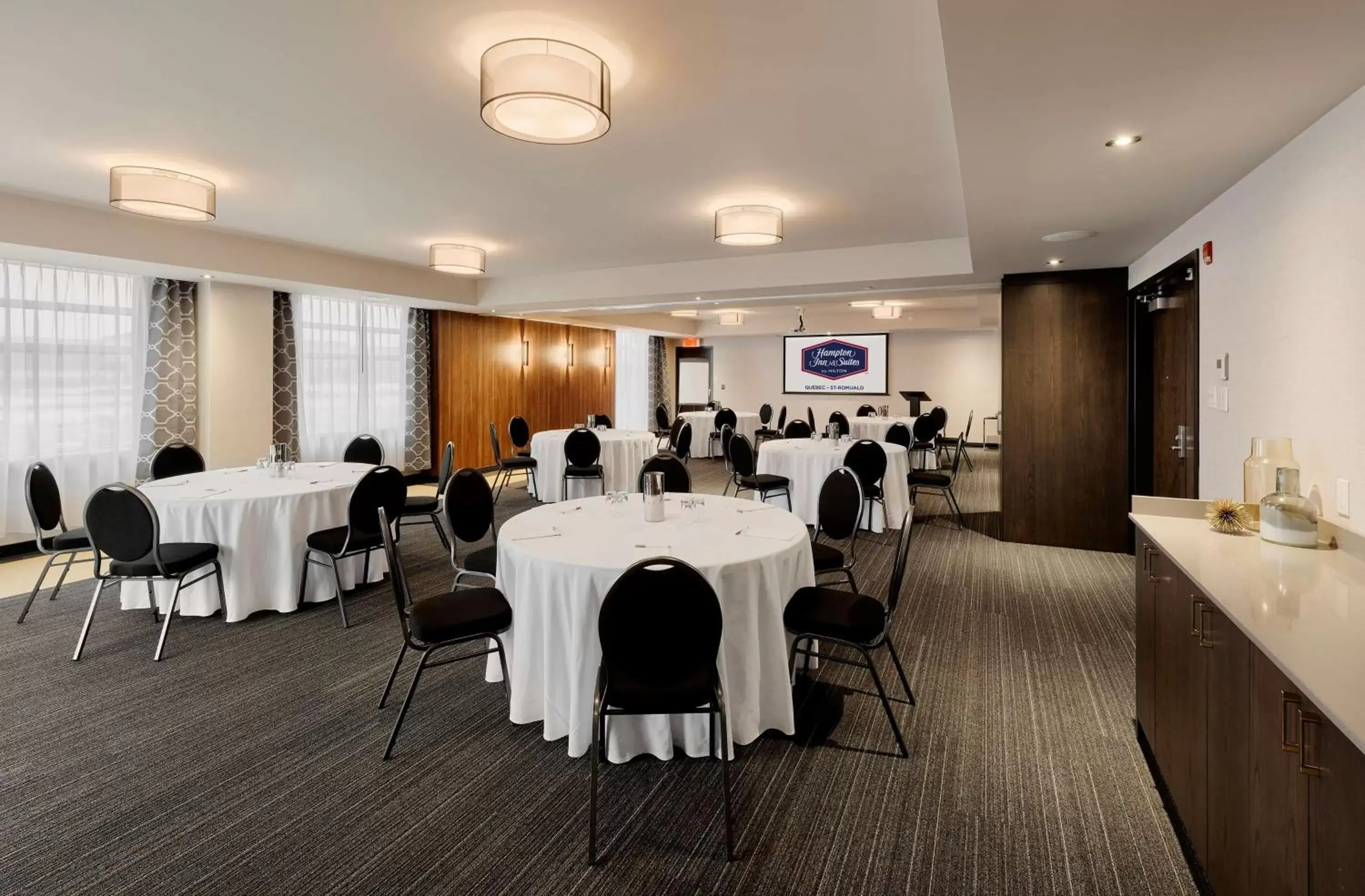 Meeting/conference room in Hampton Inn & Suites By Hilton Quebec City /Saint-Romuald