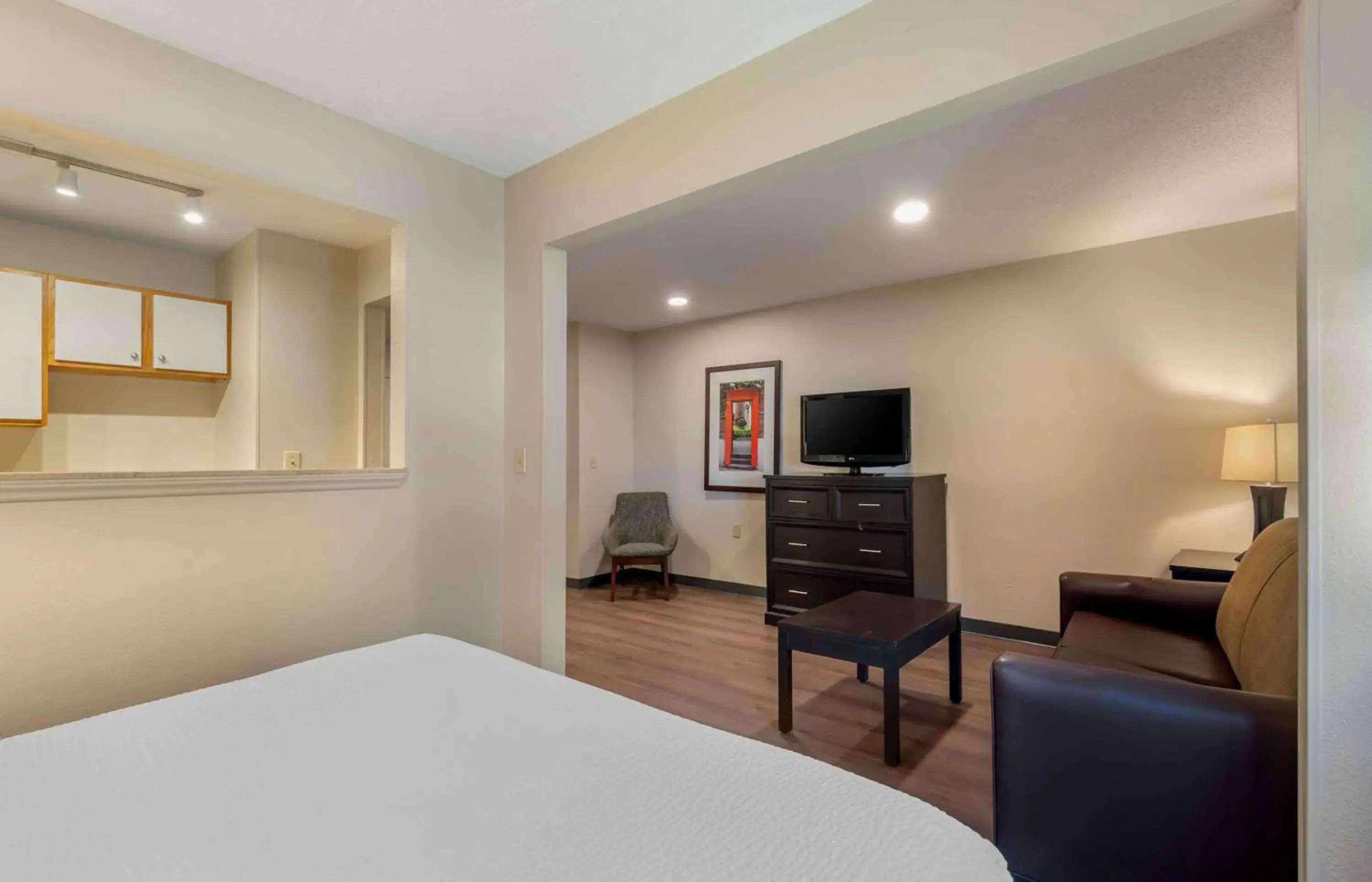 Bedroom, TV/Entertainment Center in Extended Stay America Select Suites - Charlotte - Tyvola Rd - Executive Park