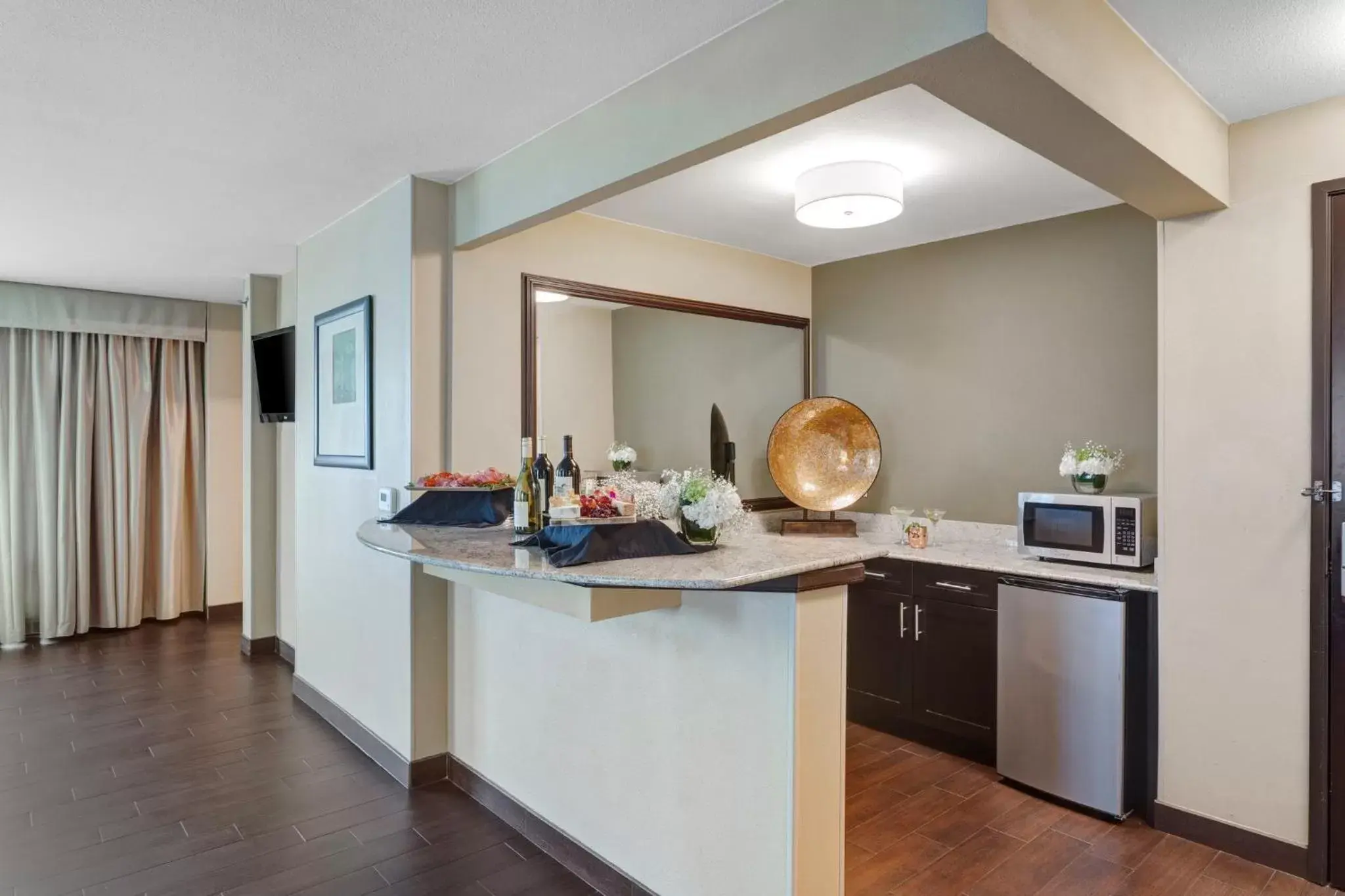 Photo of the whole room, Kitchen/Kitchenette in Crowne Plaza Houston Galleria Area, an IHG Hotel