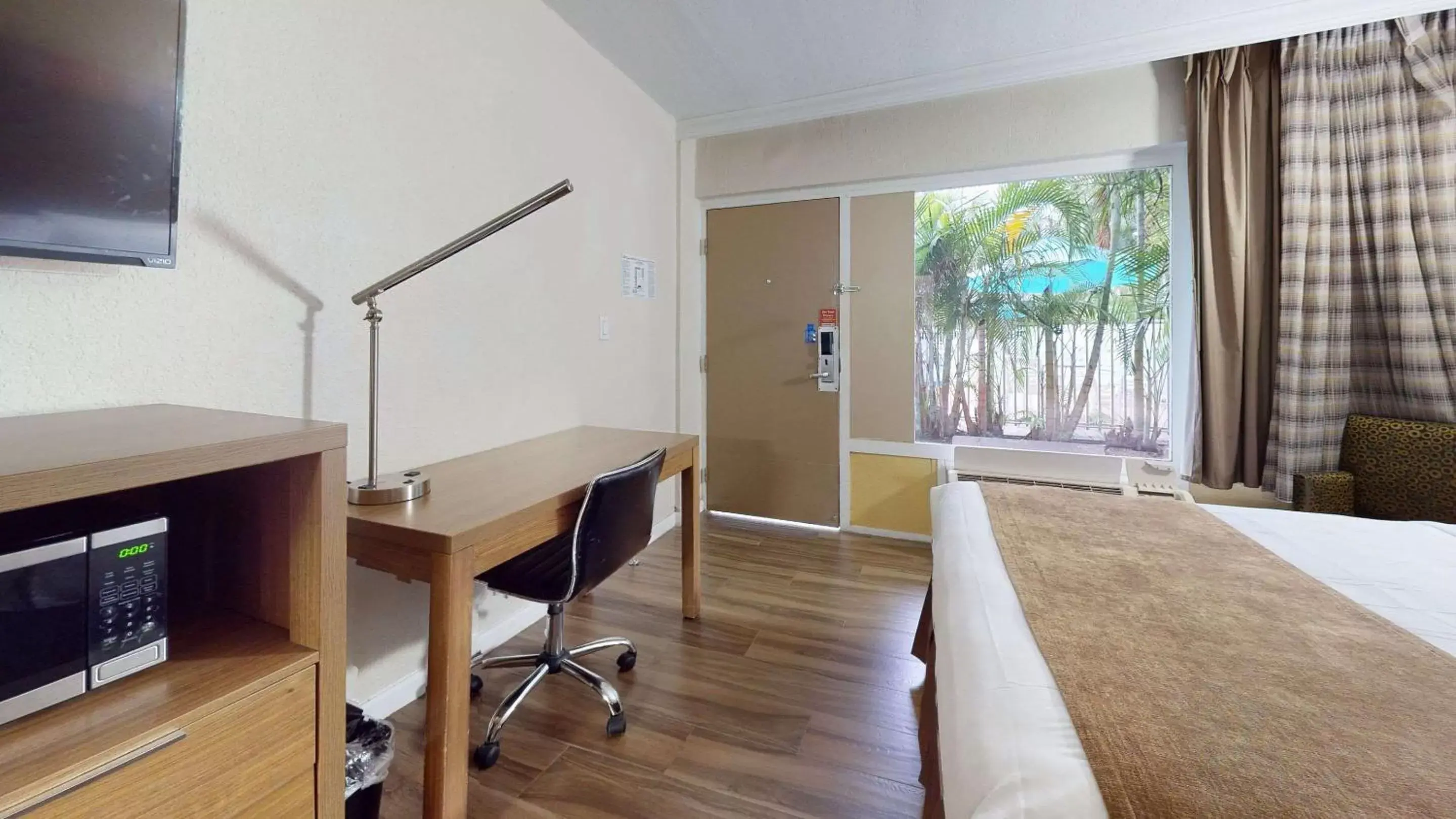 Bedroom, TV/Entertainment Center in Rodeway Inn & Suites Fort Lauderdale Airport & Cruise Port