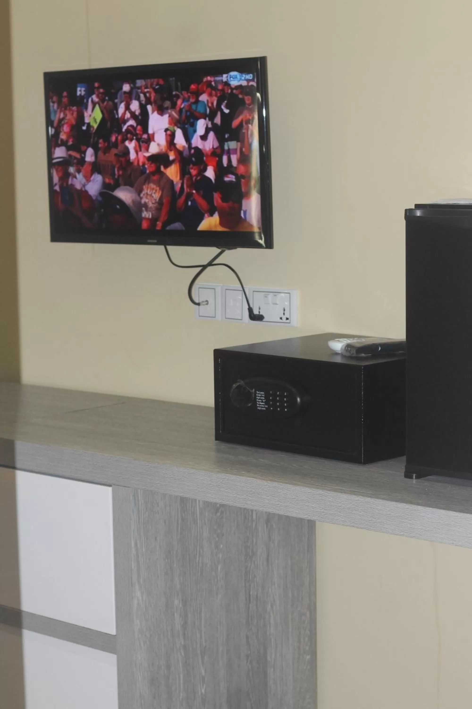 TV and multimedia in Benny's City Hotel