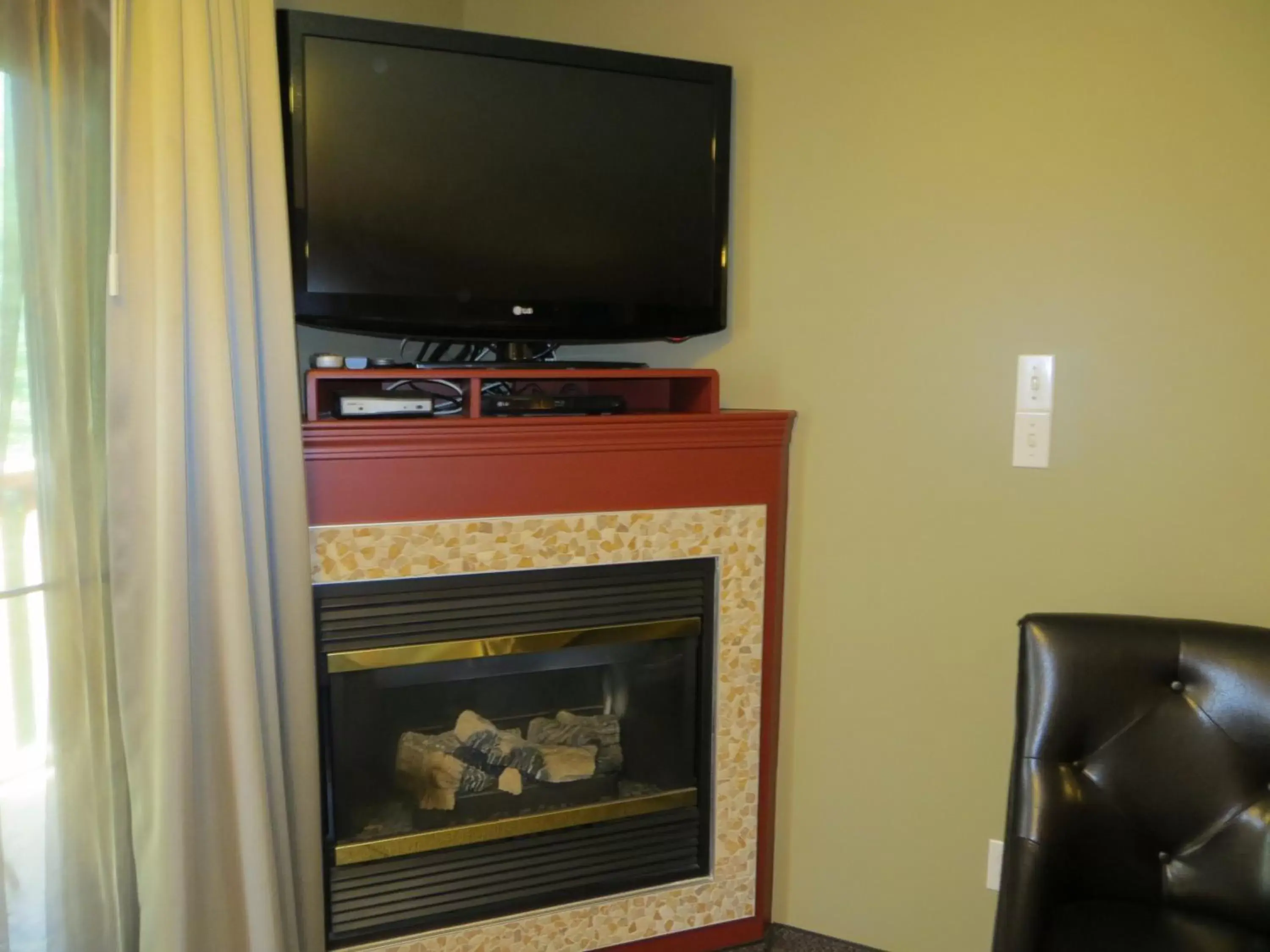 Seating area, TV/Entertainment Center in Village Creek Country Inn