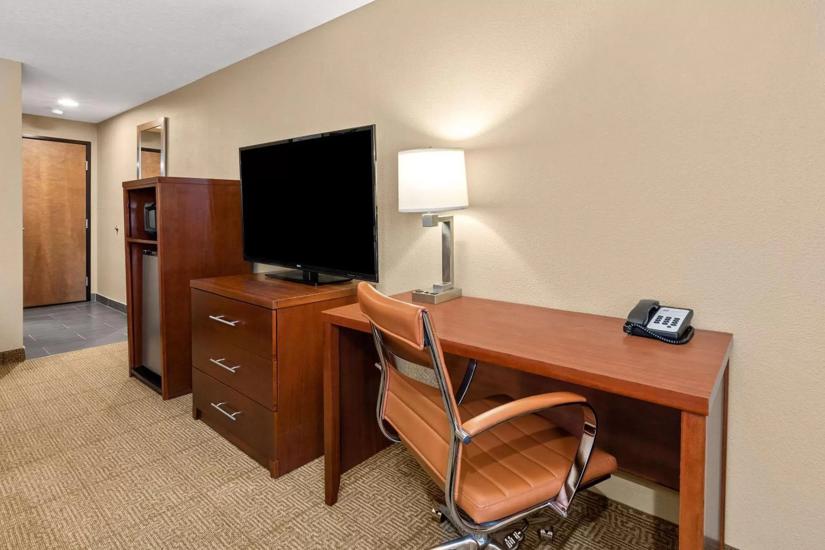 Photo of the whole room, TV/Entertainment Center in Comfort Inn & Suites Beaverton - Portland West