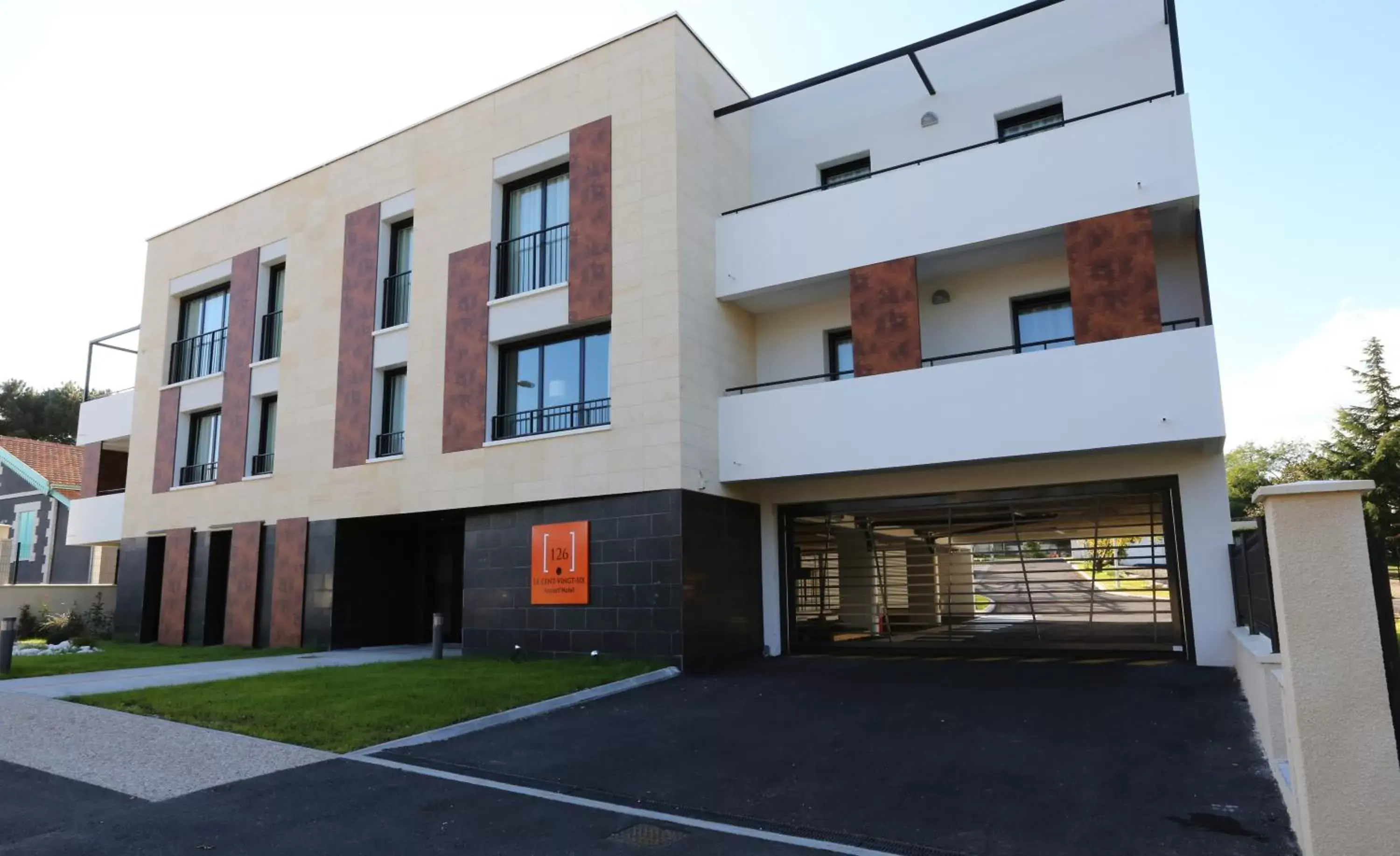 Property Building in Les Criquets Hôtel Restaurant Spa