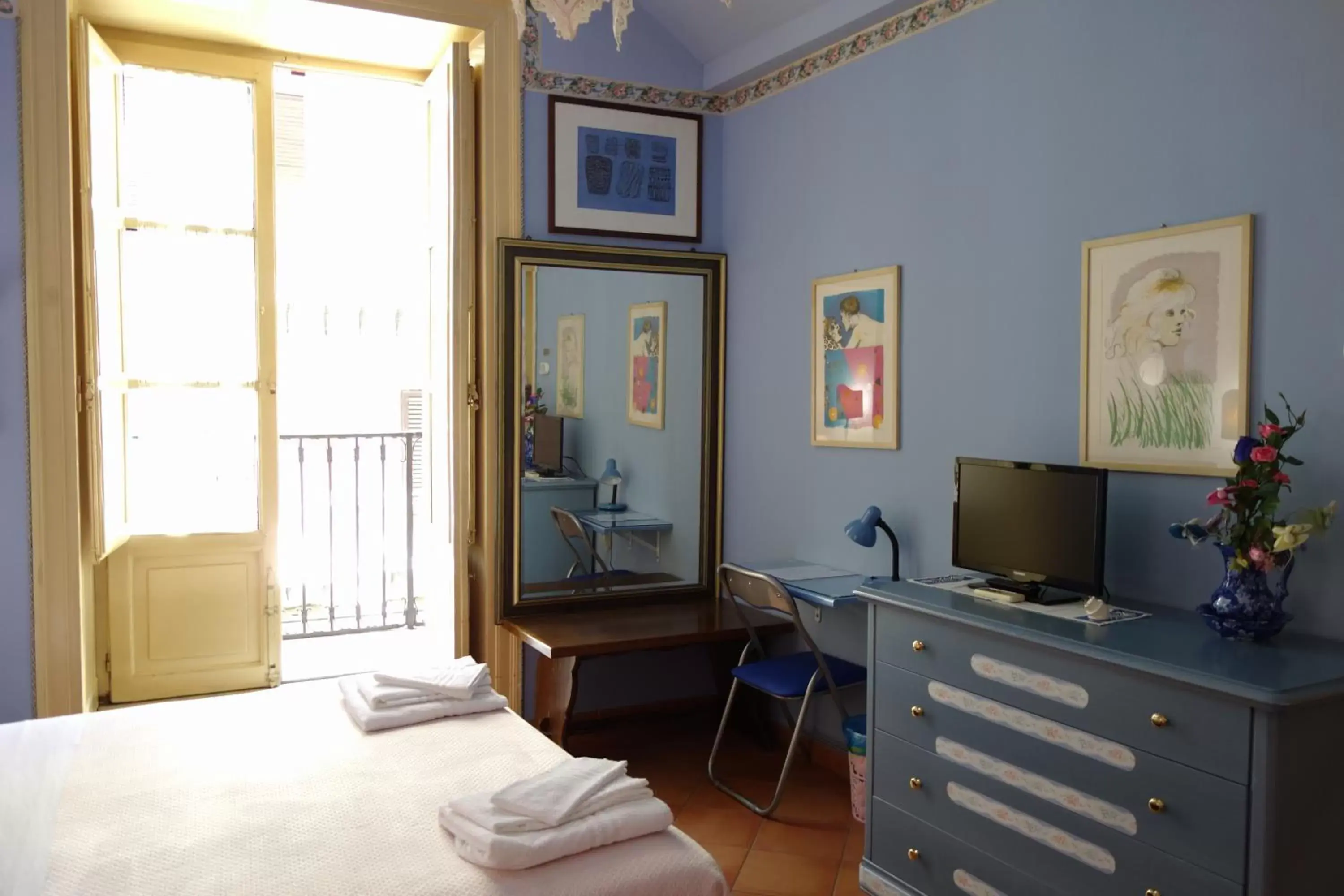 TV and multimedia, TV/Entertainment Center in Vittorio Emanuele Rooms di Prinzi