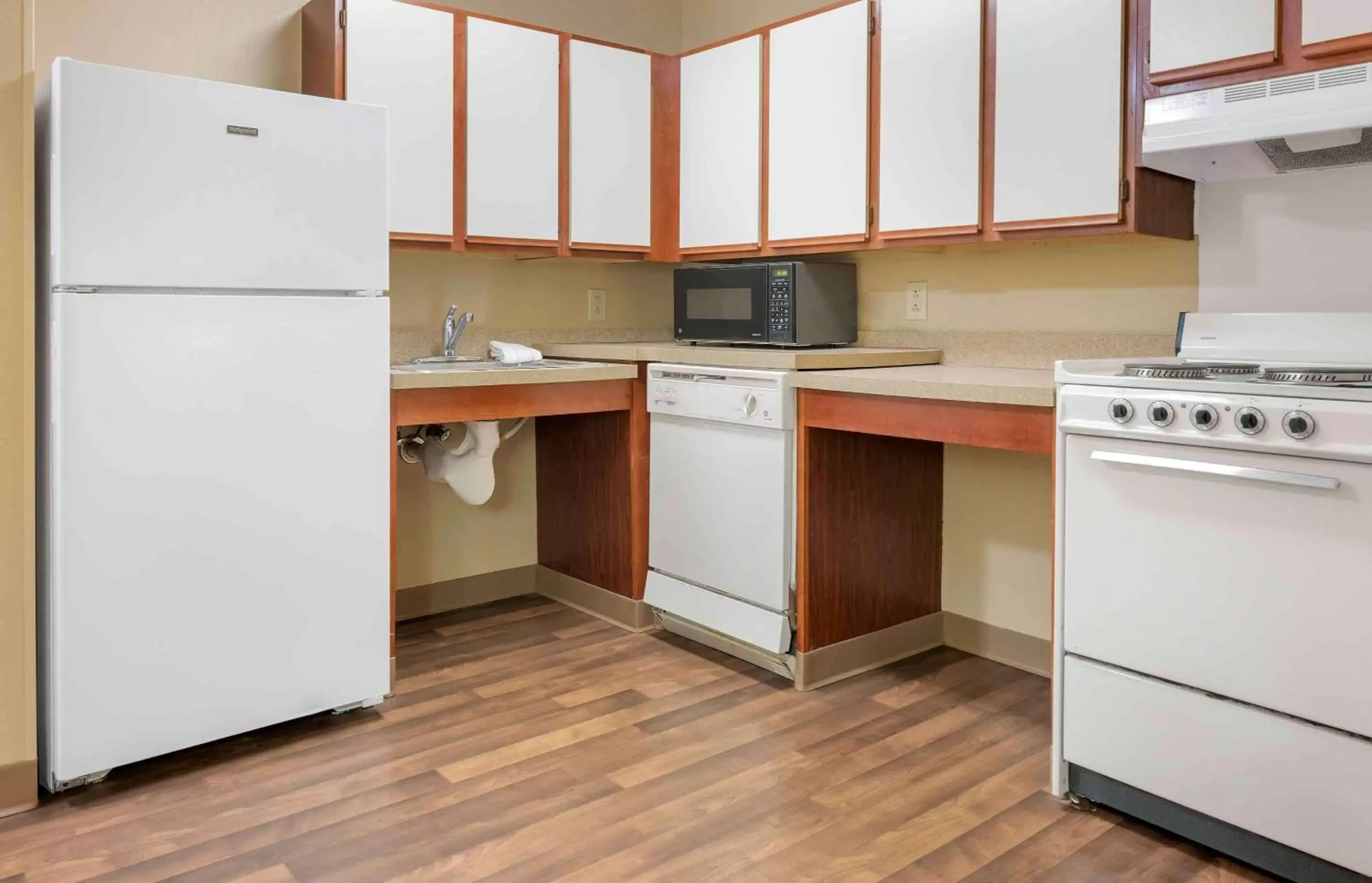 Bedroom, Kitchen/Kitchenette in Extended Stay America Suites - Pittsburgh - Airport