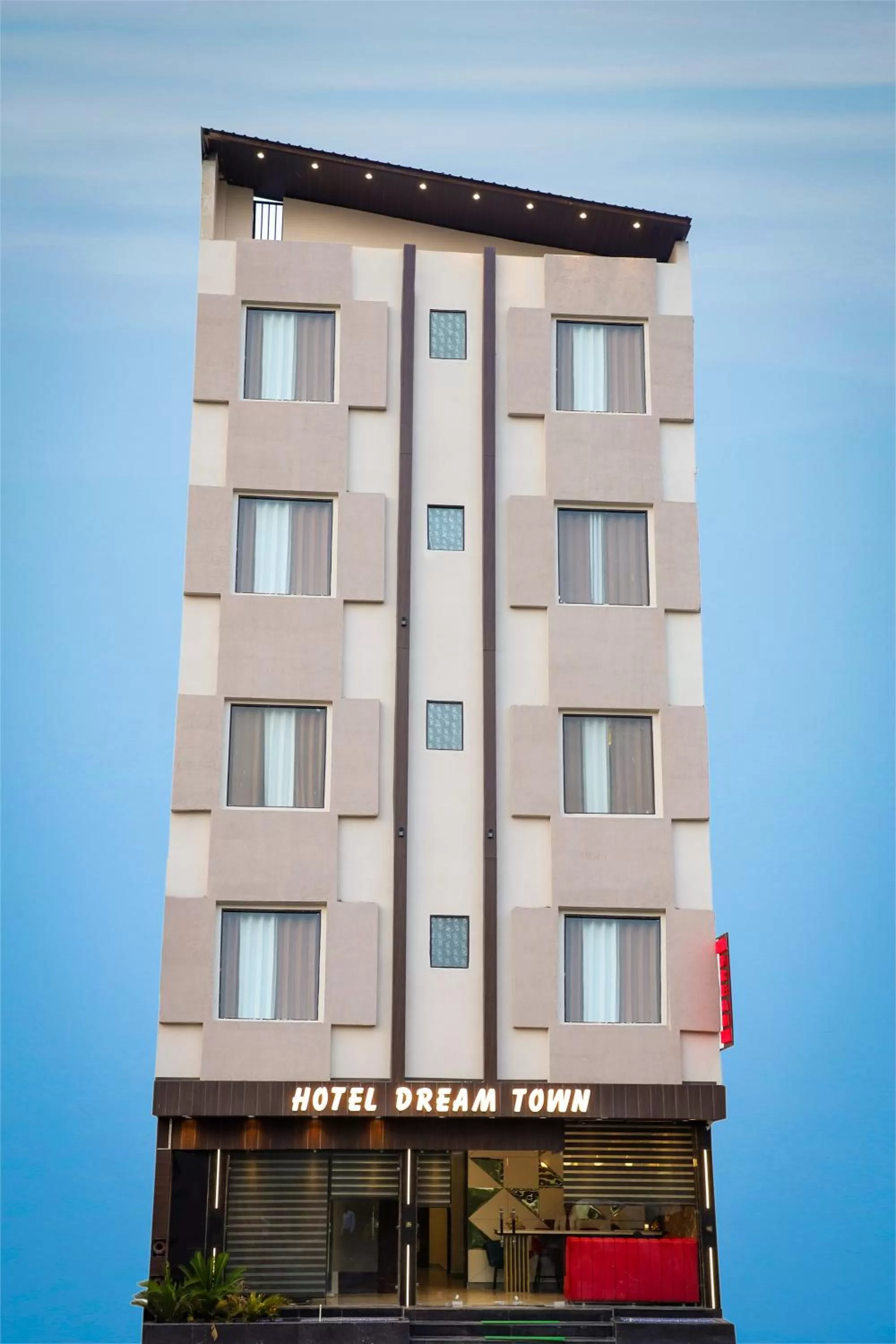 Property building in Hotel Dream Town By Cozy Hotels & Resorts