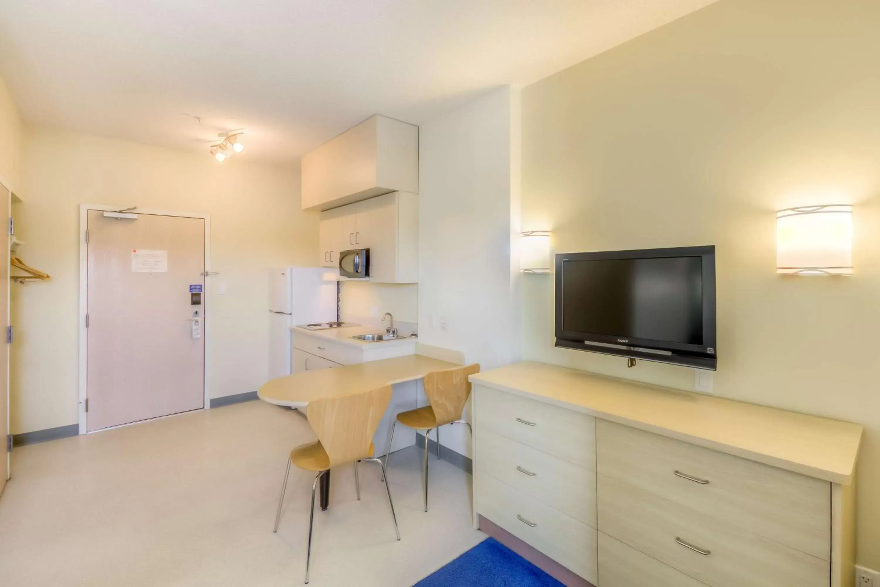 Photo of the whole room, Seating Area in Motel 6-Estevan, SK