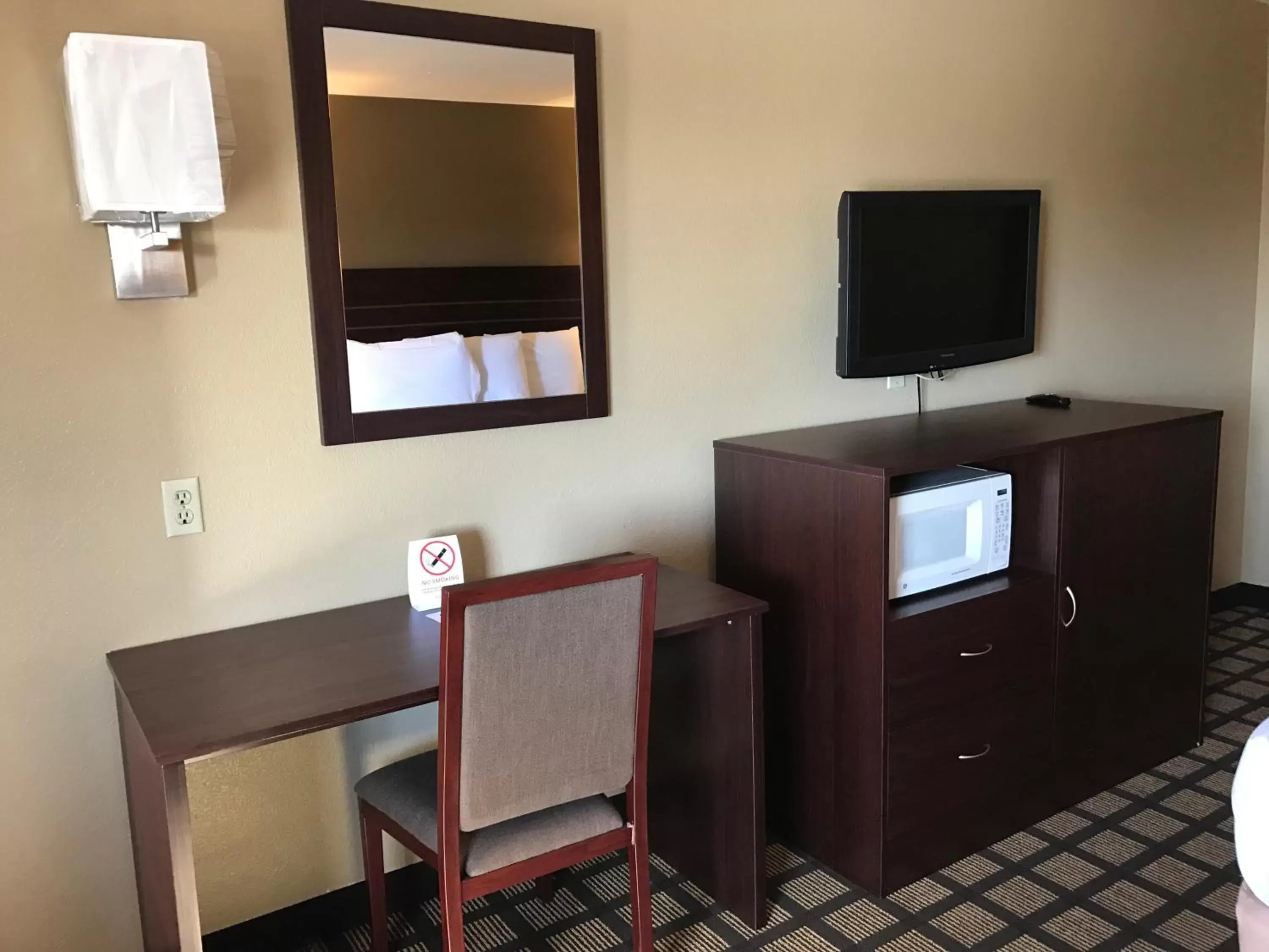 TV and multimedia, TV/Entertainment Center in Travelers Inn - Phoenix