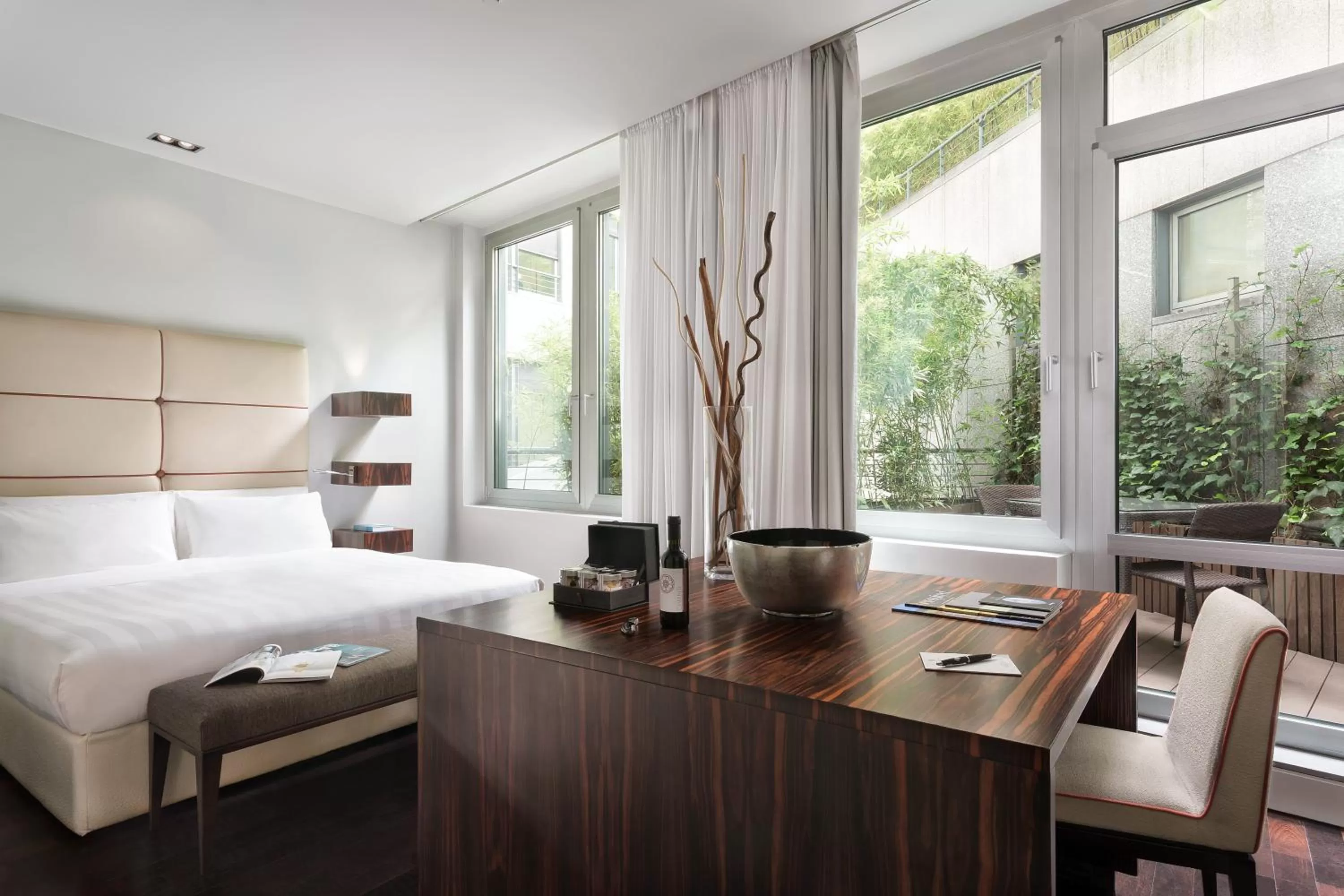 Photo of the whole room, Bed in Sina The Gray