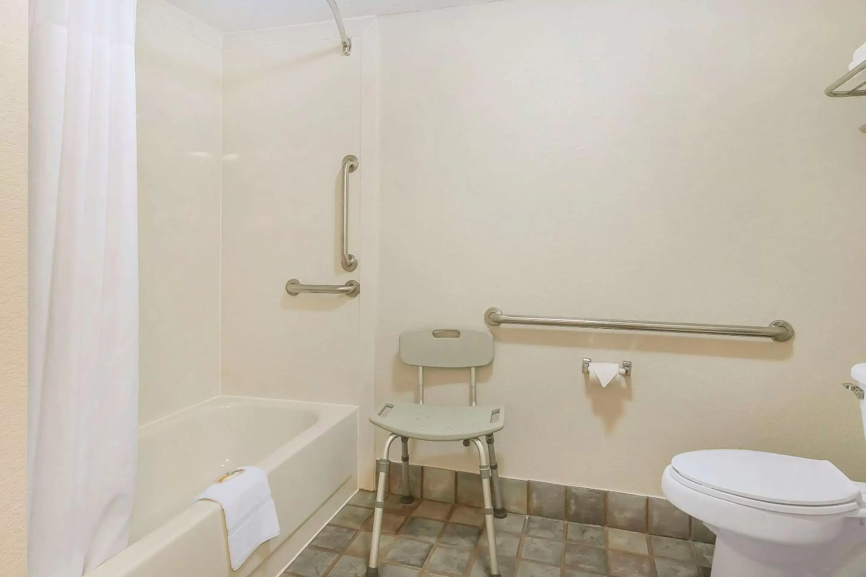 Bathroom in Quality Inn Charleston I-57