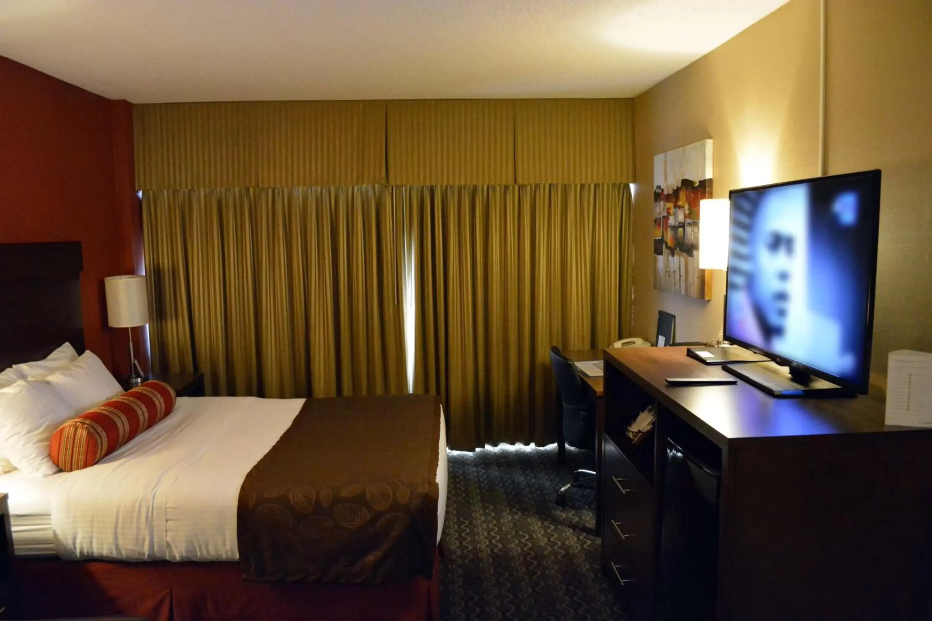 Photo of the whole room, TV/Entertainment Center in Best Western Terrace Inn