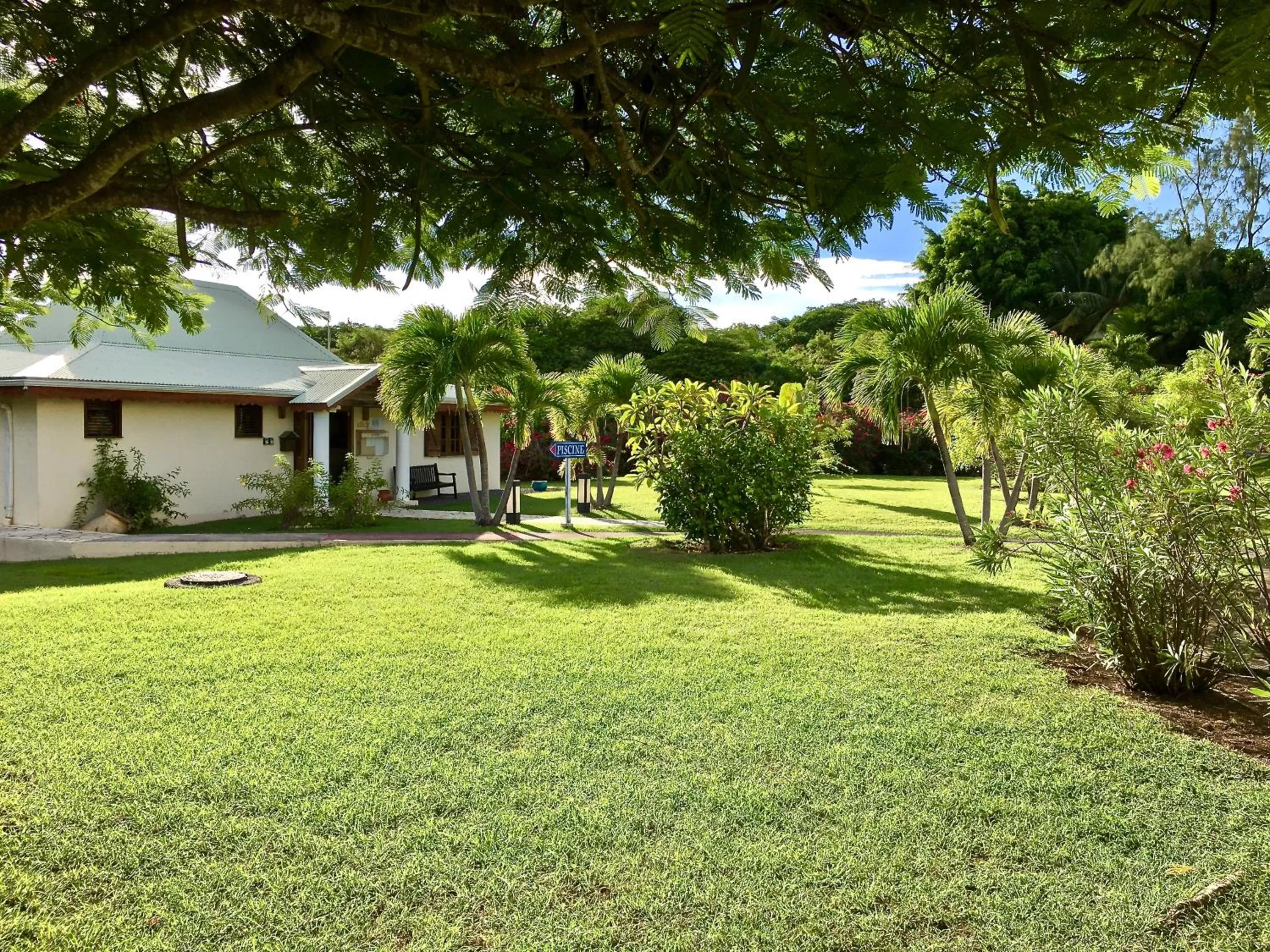 Communal lounge/ TV room in Résidence Le Vallon Guadeloupe Parc Piscine Appartements & Studios