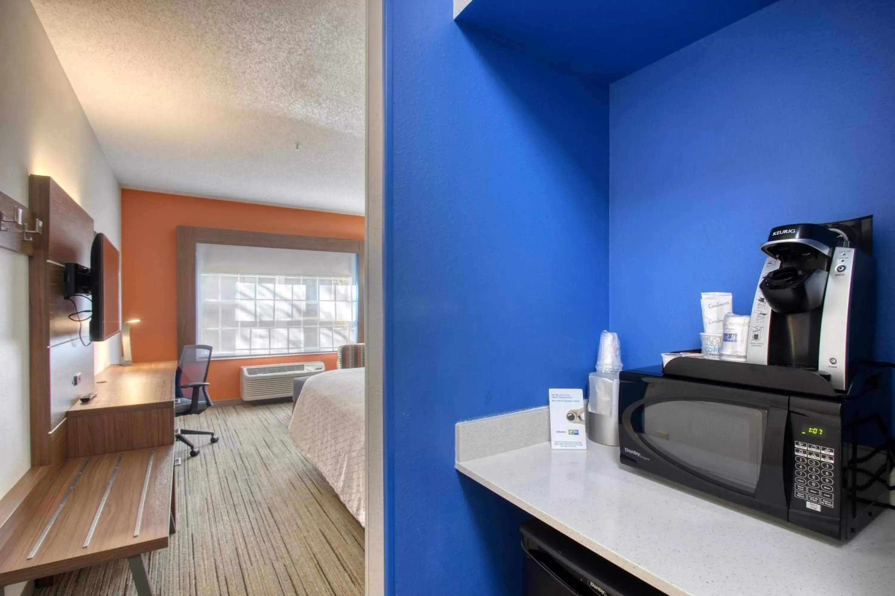 Photo of the whole room, Bathroom in Holiday Inn Express Hotel & Suites Oshkosh - State Route 41, an IHG Hotel