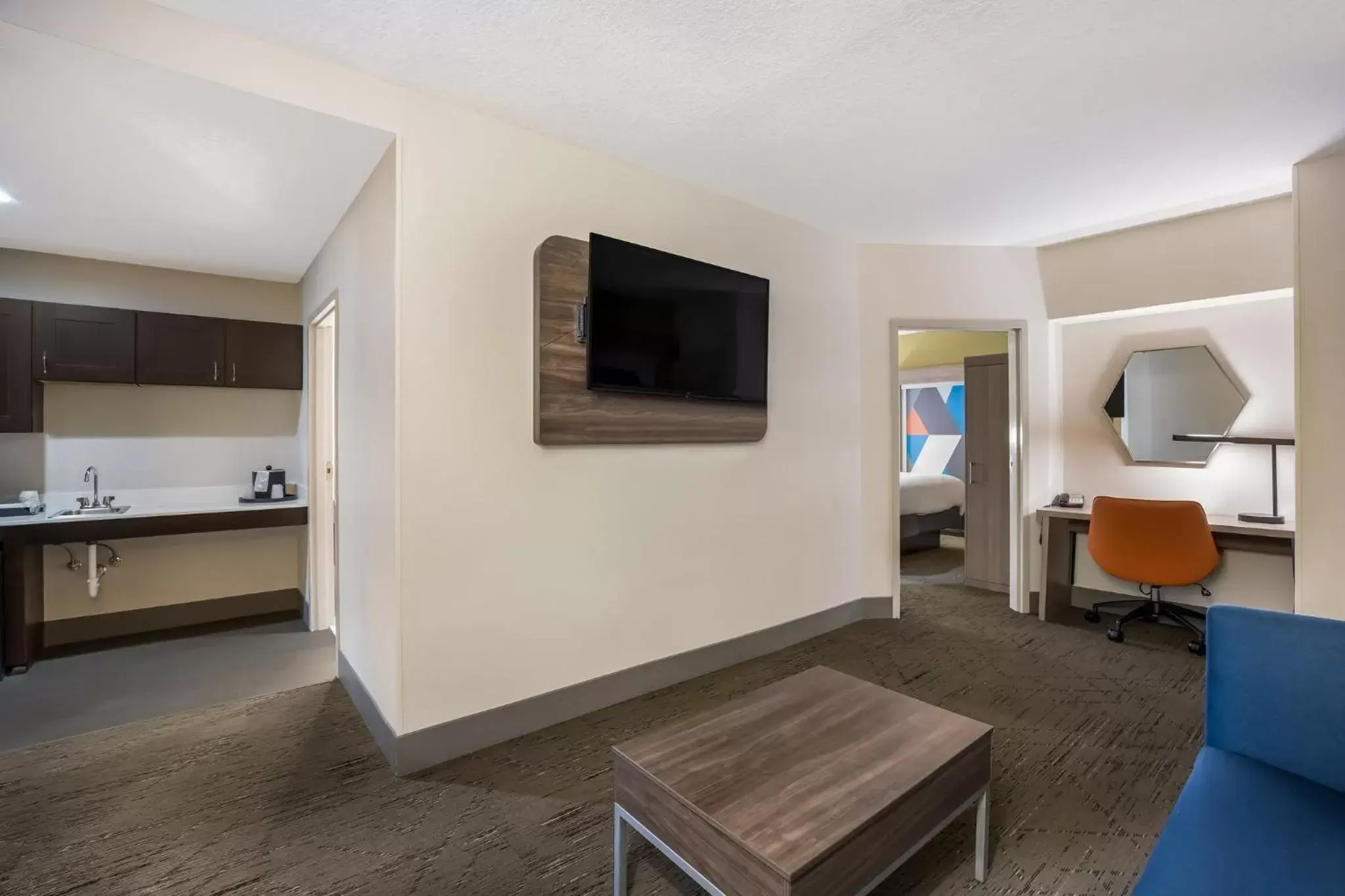 Photo of the whole room, TV/Entertainment Center in Holiday Inn Express Hotel & Suites Perry, an IHG Hotel